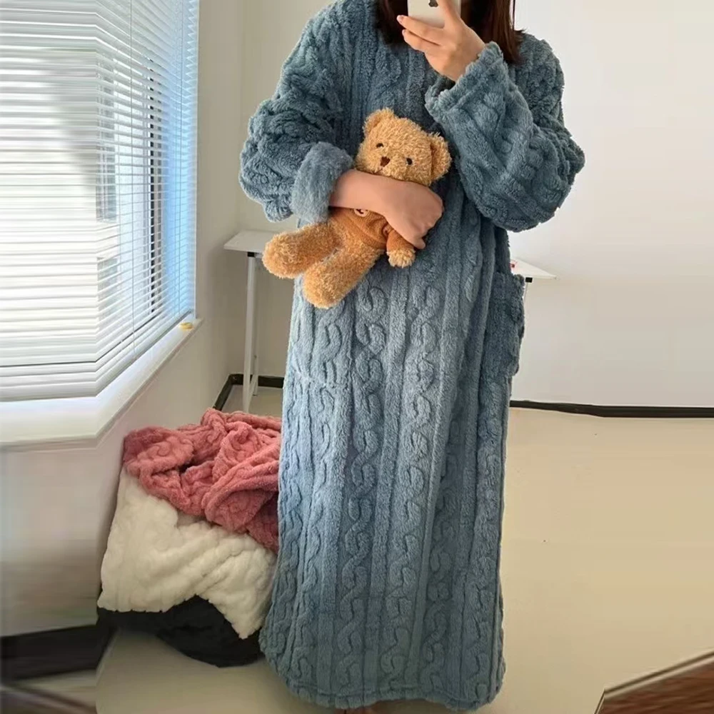 Женская ночная рубашка средней длины из кораллового флиса, разработанная для умеренной эластичности и комфорта при ежедневном и сезонном использовании
Женская ночная рубашка средней длины из кораллового флиса, разработанная для умеренной эластичности и комфорта при ежедневном и сезонном использовании