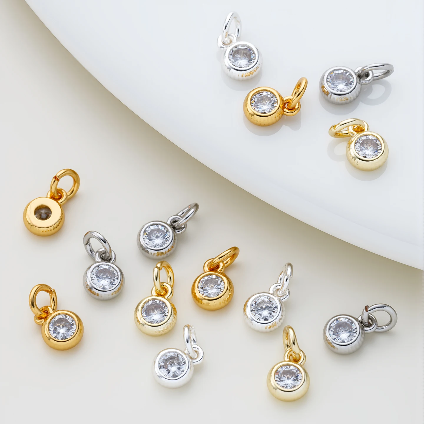 5Pcs/Pack 14/18K Gold Color Plated Round Shape Pendants with Zircon for DIY Bracelet Necklace Jewelry Making Accessories
5Pcs/Pack 14/18K Gold Color Plated Round Shape Pendants with Zircon for DIY Bracelet Necklace Jewelry Making Accessories