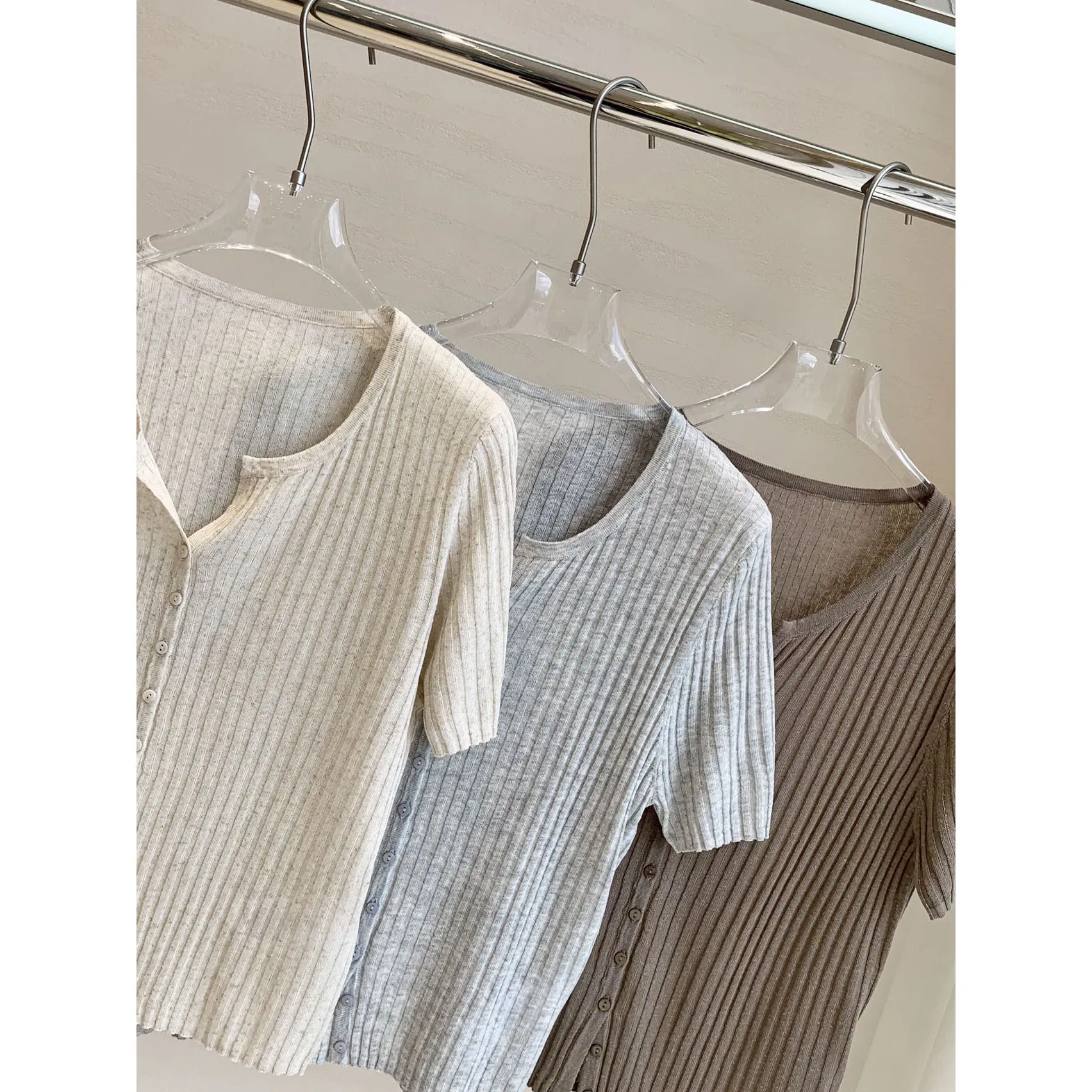 Striped Short-Sleeved Knitted Cardigan For Women In Summer 2025 With Light Brown Short Sleeves And V-Neck
Striped Short-Sleeved Knitted Cardigan For Women In Summer 2025 With Light Brown Short Sleeves And V-Neck