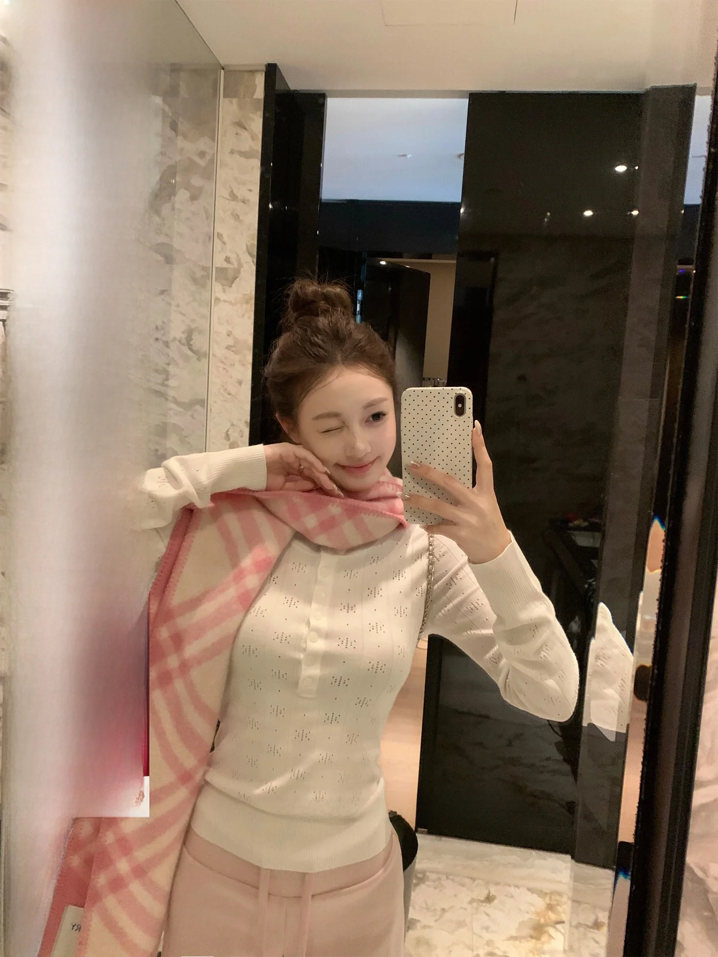 Мягкий вязаный свитер с пуговицами и вырезами, приталенный, для ранней осени, цвета каштана, с воротником хенли, базовый слой
Мягкий вязаный свитер с пуговицами и вырезами, приталенный, для ранней осени, цвета каштана, с воротником хенли, базовый слой