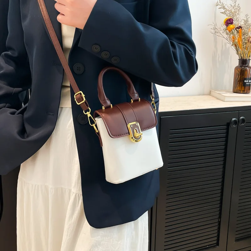 A Simple and Casual Contrasting Color Korean Style Instagram Small Square Bag with A Trendy Design Sense Crossbody Bag
A Simple and Casual Contrasting Color Korean Style Instagram Small Square Bag with A Trendy Design Sense Crossbody Bag