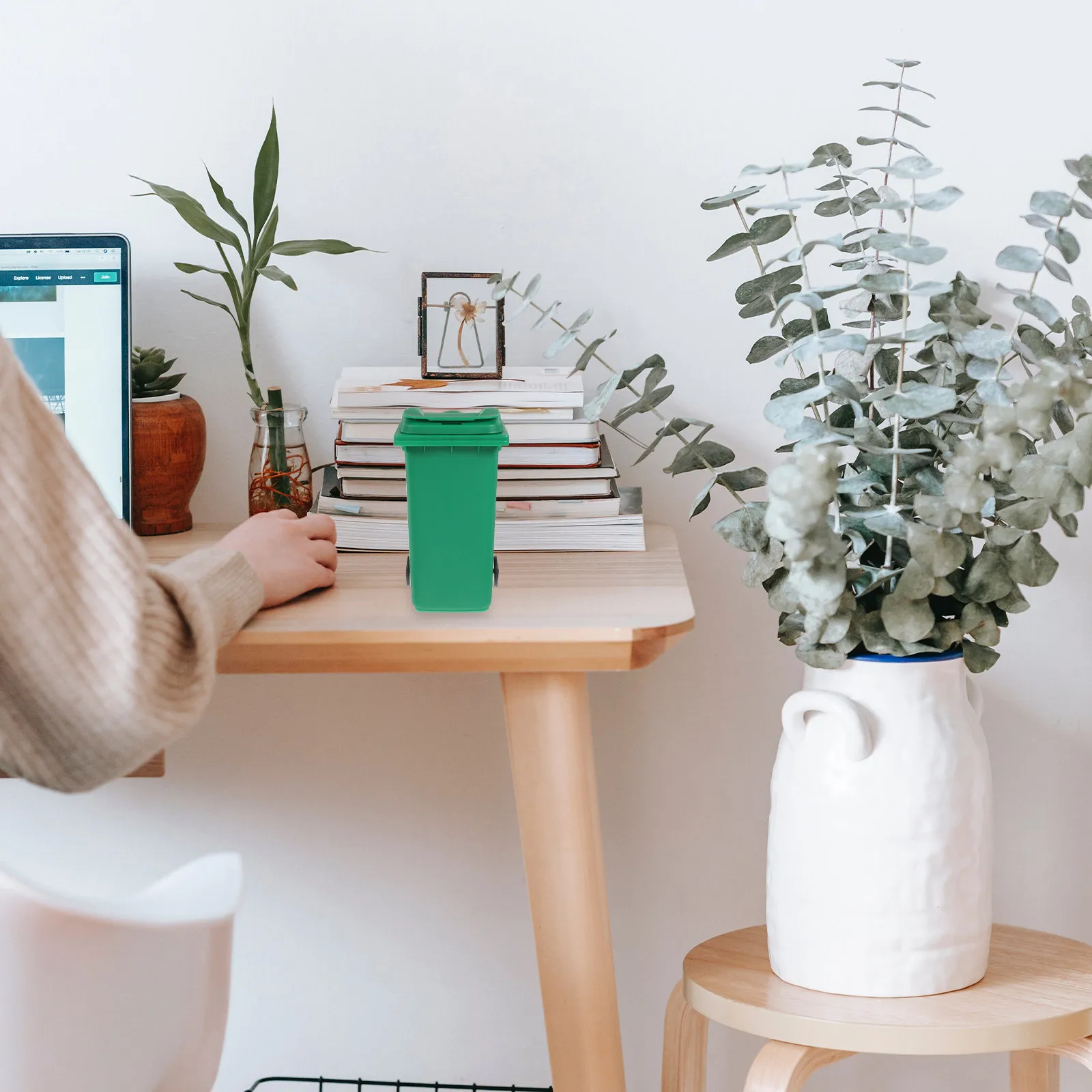 Набор из 2 компактных настольных мусорных баков: многофункциональный органайзер для ручек, маленькая урна для мусора, для дома и офиса, для игрушек
Набор из 2 компактных настольных мусорных баков: многофункциональный органайзер для ручек, маленькая урна для мусора, для дома и офиса, для игрушек