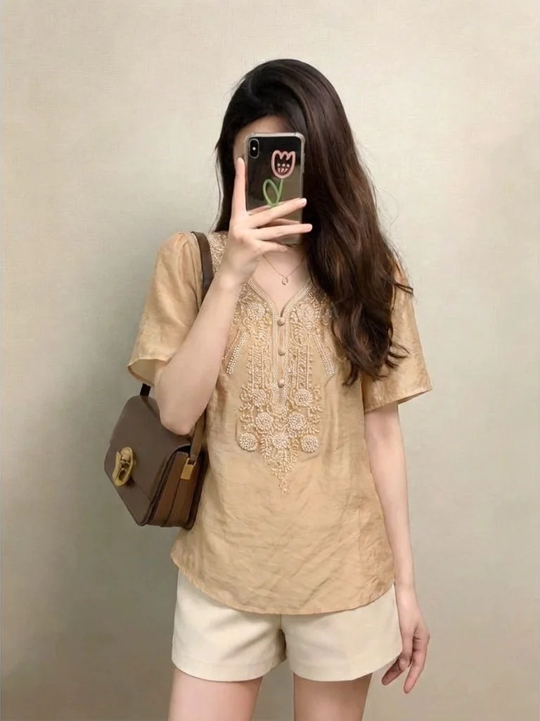 Stunning Embroidered V-Neck Short Sleeve Shirt Women's plus Size Beautiful Top Korean Style Commute Fashion Loose Fit
Stunning Embroidered V-Neck Short Sleeve Shirt Women's plus Size Beautiful Top Korean Style Commute Fashion Loose Fit