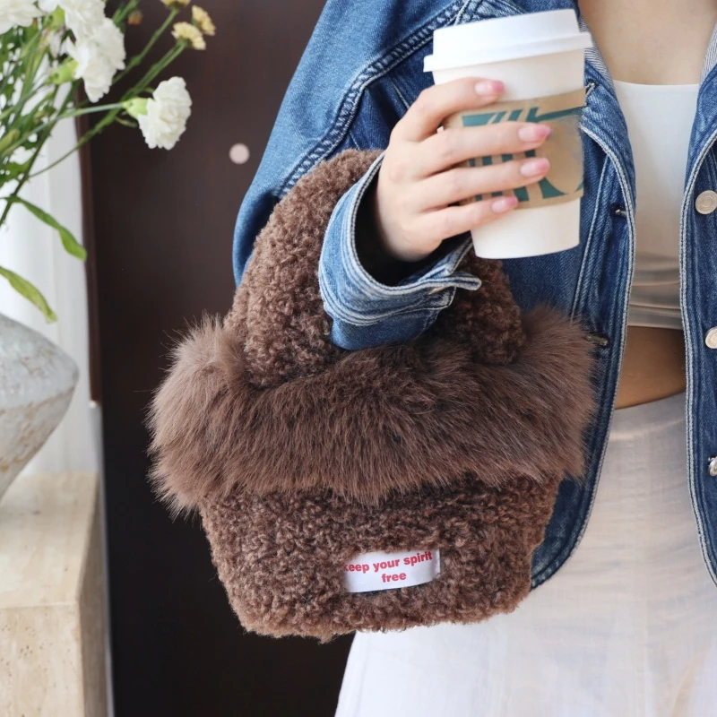 Faux Lamb Wool Women's Bucket Shoulder Bags Simple Plush Ladies Chain Crossbody Bag Winter Faux Fur Female Furry Handbags Purse
Faux Lamb Wool Women's Bucket Shoulder Bags Simple Plush Ladies Chain Crossbody Bag Winter Faux Fur Female Furry Handbags Purse