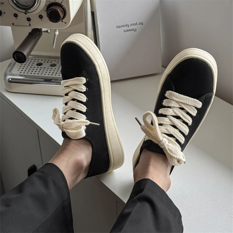 Новая партия спортивных, низких, с круглым носком, на шнуровке и вулканизированных мужских кроссовок в стиле ретро в двухцветном повседневном стиле.
Новая партия спортивных, низких, с круглым носком, на шнуровке и вулканизированных мужских кроссовок в стиле ретро в двухцветном повседневном стиле.