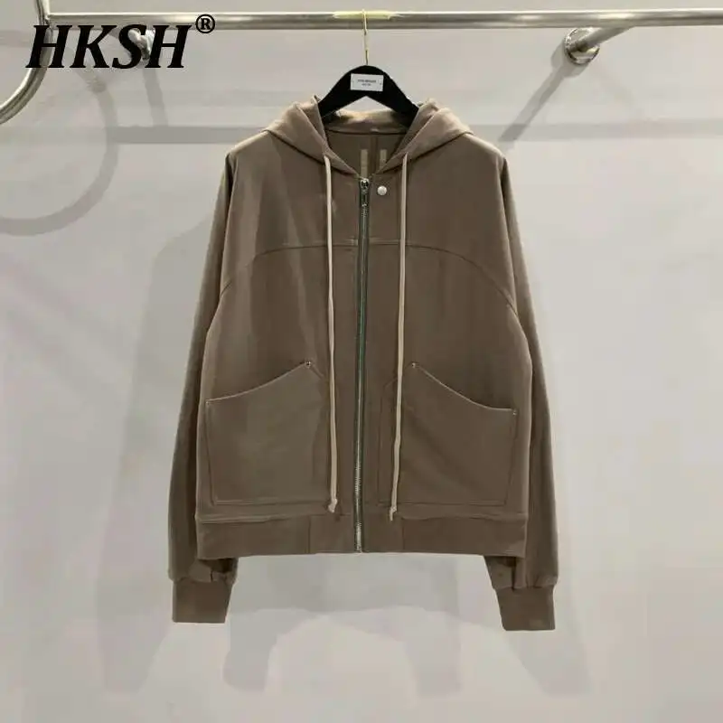 HKSH Spring Autumn New Men's RO Style American Loose Hooded Zipper Personalized Pockets Hoodies Fashion Chic Dark Coats HK2877
HKSH Spring Autumn New Men's RO Style American Loose Hooded Zipper Personalized Pockets Hoodies Fashion Chic Dark Coats HK2877