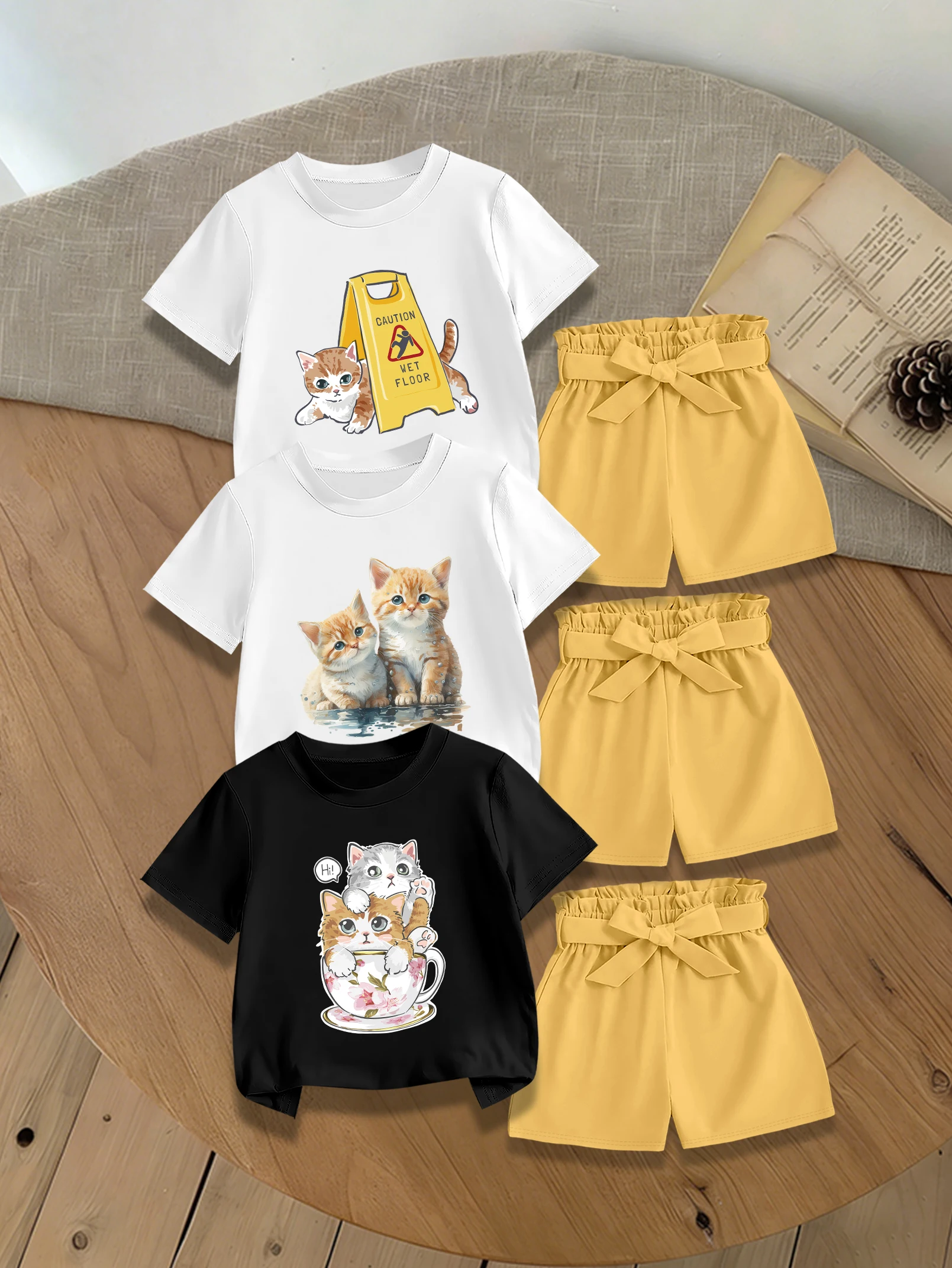 Комплект из 6 предметов: летняя футболка и шорты для девочек с мультяшным принтом котенка и милым тканым бантом.
Комплект из 6 предметов: летняя футболка и шорты для девочек с мультяшным принтом котенка и милым тканым бантом.