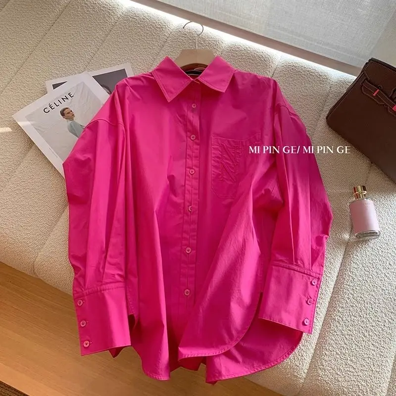 Розово-розовая рубашка с длинными рукавами и воротником-поло для женщин, летняя новая стильная уникальная шикарная высококачественная солнцезащитная рубашка средней длины 
Розово-розовая рубашка с длинными рукавами и воротником-поло для женщин, летняя новая стильная уникальная шикарная высококачественная солнцезащитная рубашка средней длины