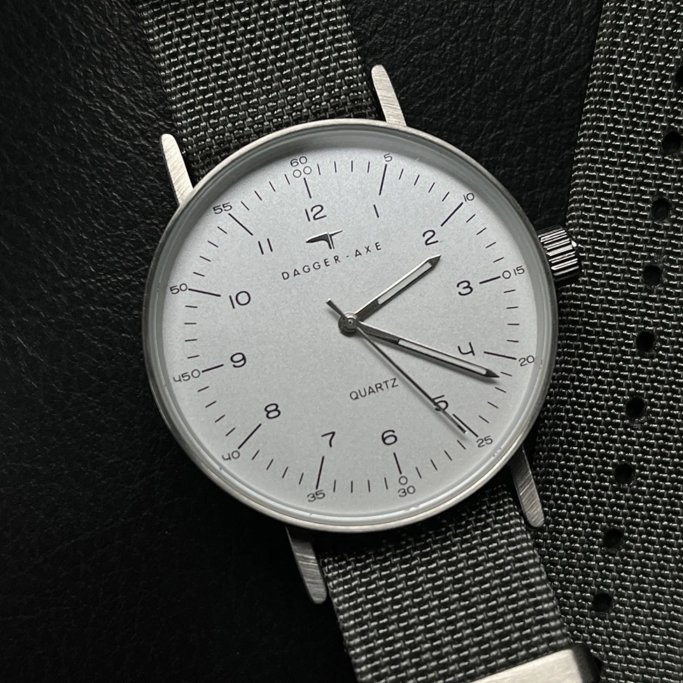 DAGGER-AXE Men Quartz Watch Couple Ladies Wristwatch 30m Waterproof Sport Sapphire Mirror
DAGGER-AXE Men Quartz Watch Couple Ladies Wristwatch 30m Waterproof Sport Sapphire Mirror