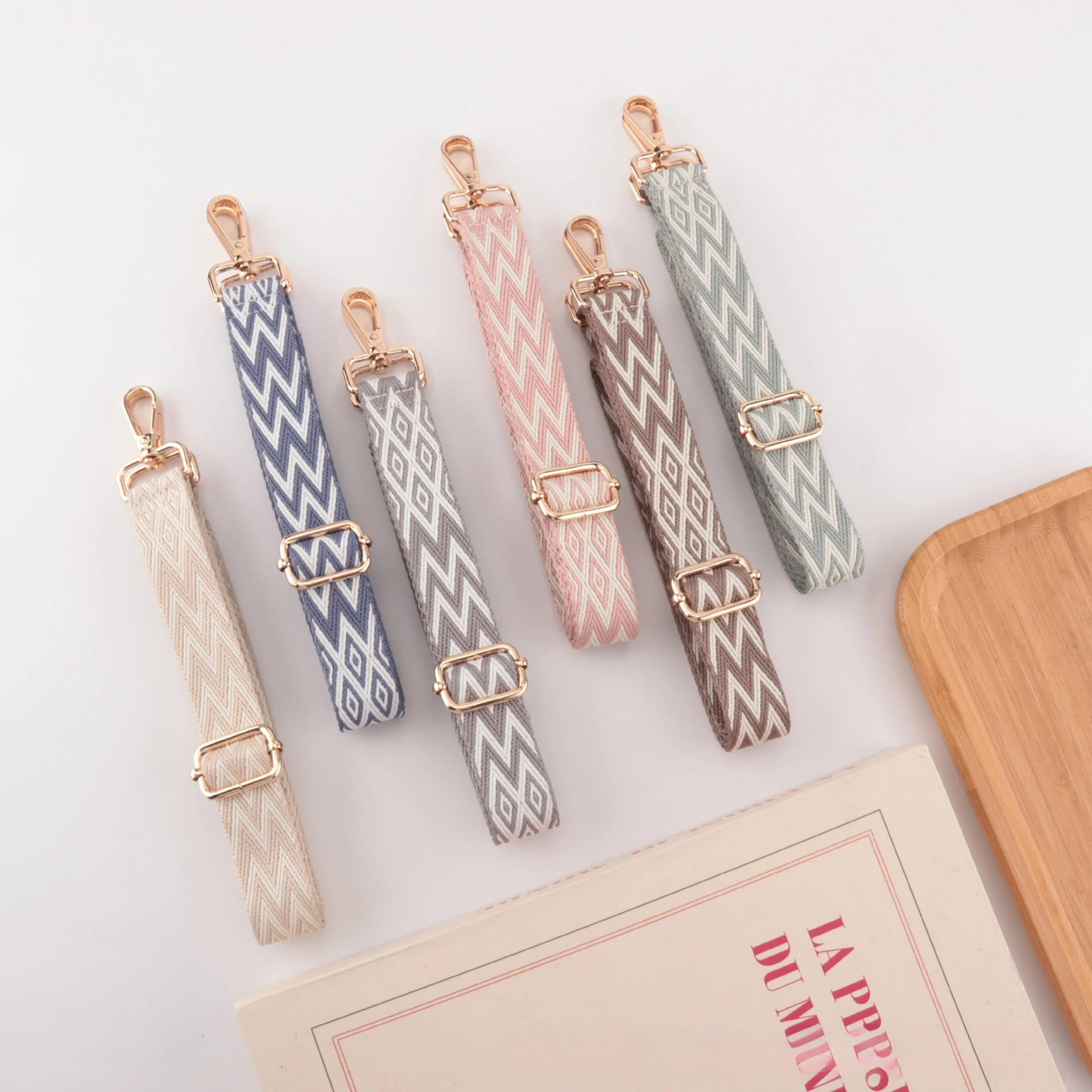 Регулируемый жаккардовый тканый удлиненный ремень для сумки сменным узором в этническом стиле на одно плечо, косая сумка, аксессуары
Регулируемый жаккардовый тканый удлиненный ремень для сумки сменным узором в этническом стиле на одно плечо, косая сумка, аксессуары