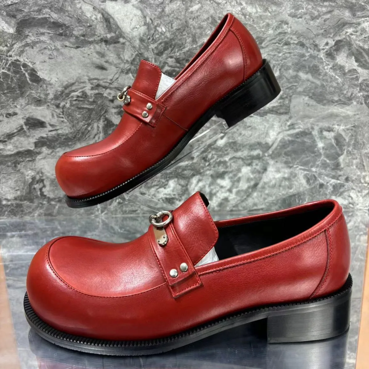 Red Leather Round Toe Men Shoes Metallic Low-Heeled Casual Loafers Comfortable Soft Sole Flats Large Size Custom Zapatos Hombre
Red Leather Round Toe Men Shoes Metallic Low-Heeled Casual Loafers Comfortable Soft Sole Flats Large Size Custom Zapatos Hombre