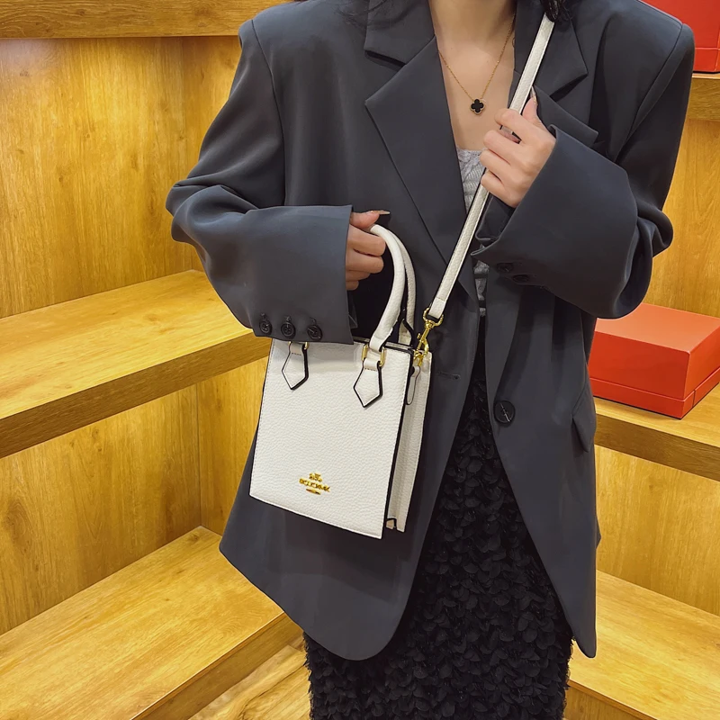 High End Women Designer Leather Shoulder Bag Fashionable Crossbody Bag Premium Quality Elegant Charm Signature Design Bag
High End Women Designer Leather Shoulder Bag Fashionable Crossbody Bag Premium Quality Elegant Charm Signature Design Bag