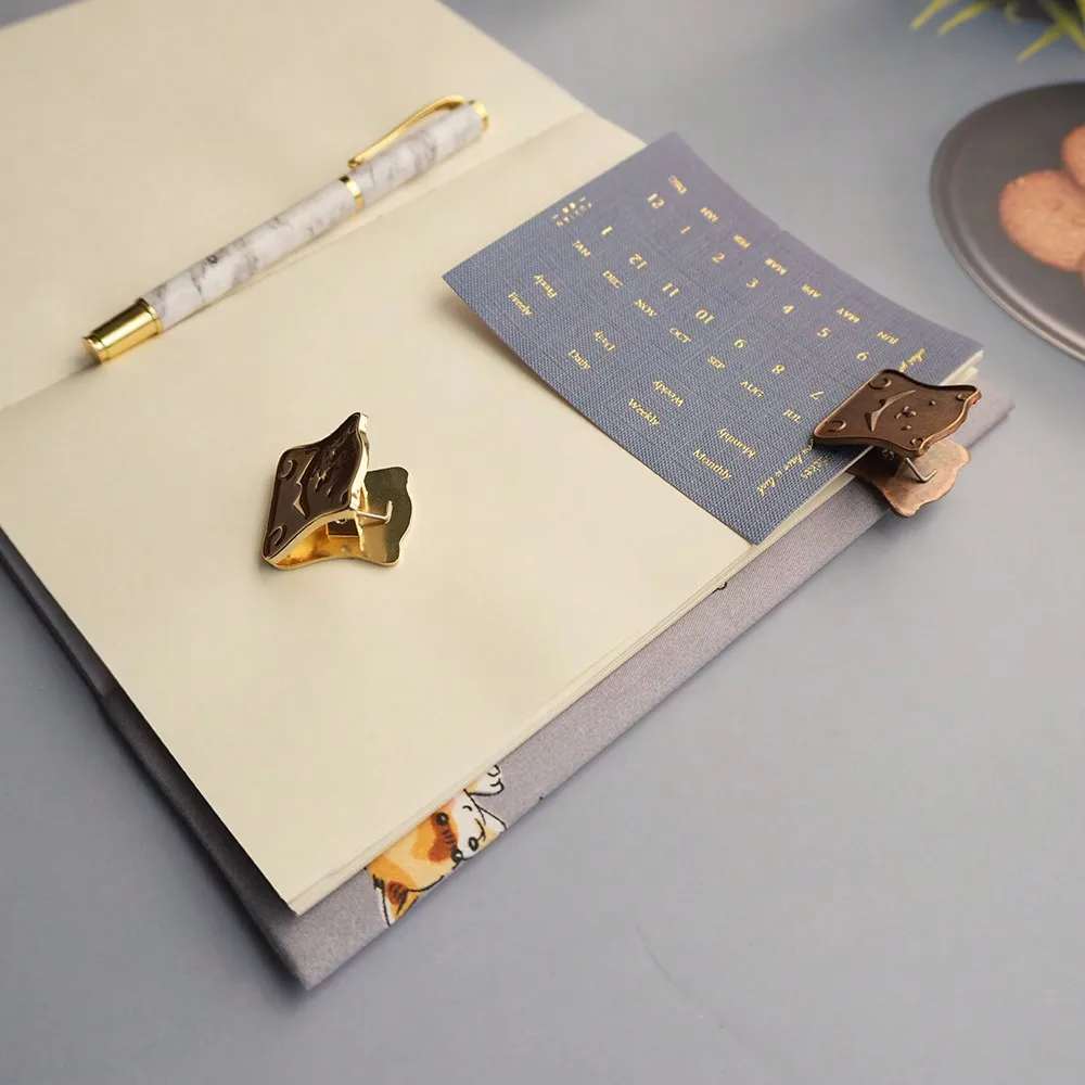 1PC Cute Bear Metal Clip Multifunctional Paper Clips For Notebooks Books Files Planner Accessories Vintage Stationery
1PC Cute Bear Metal Clip Multifunctional Paper Clips For Notebooks Books Files Planner Accessories Vintage Stationery