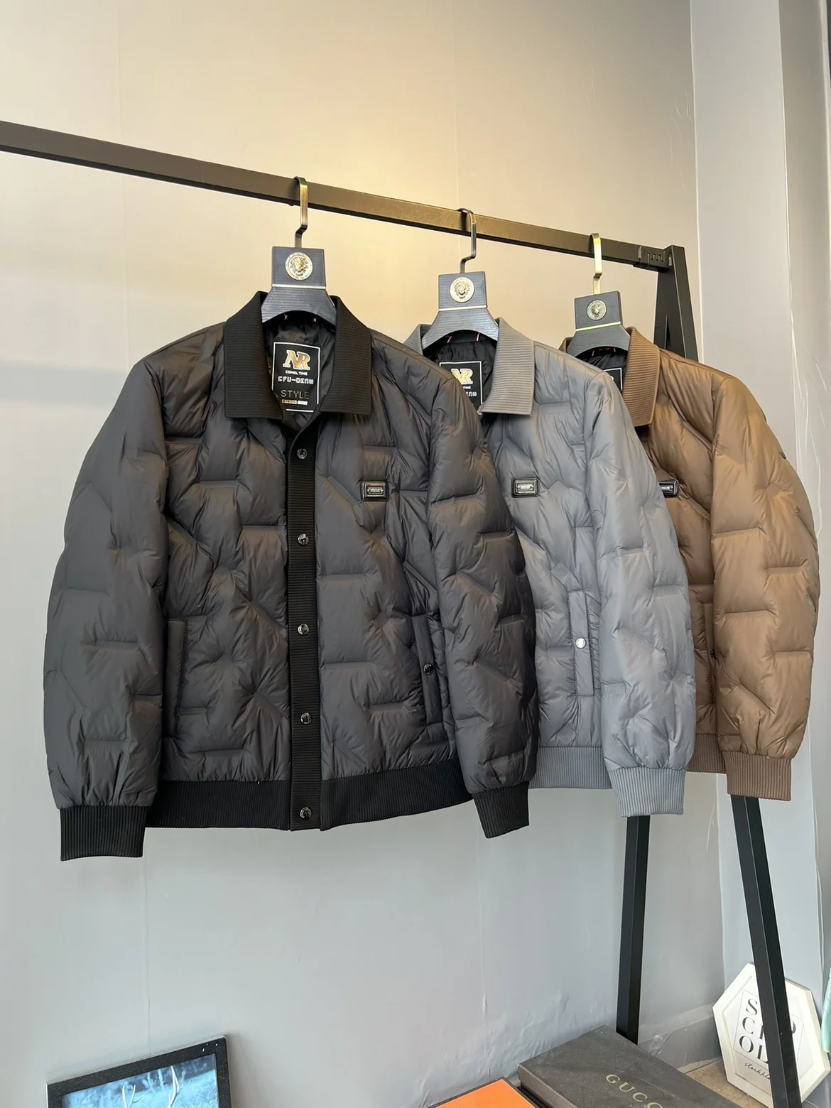 Мужская повседневная короткая пуховая куртка с воротником-стойкой, легкая и теплая верхняя одежда для зимы, для деловых поездок и повседневных прогулок
Мужская повседневная короткая пуховая куртка с воротником-стойкой, легкая и теплая верхняя одежда для зимы, для деловых поездок и повседневных прогулок