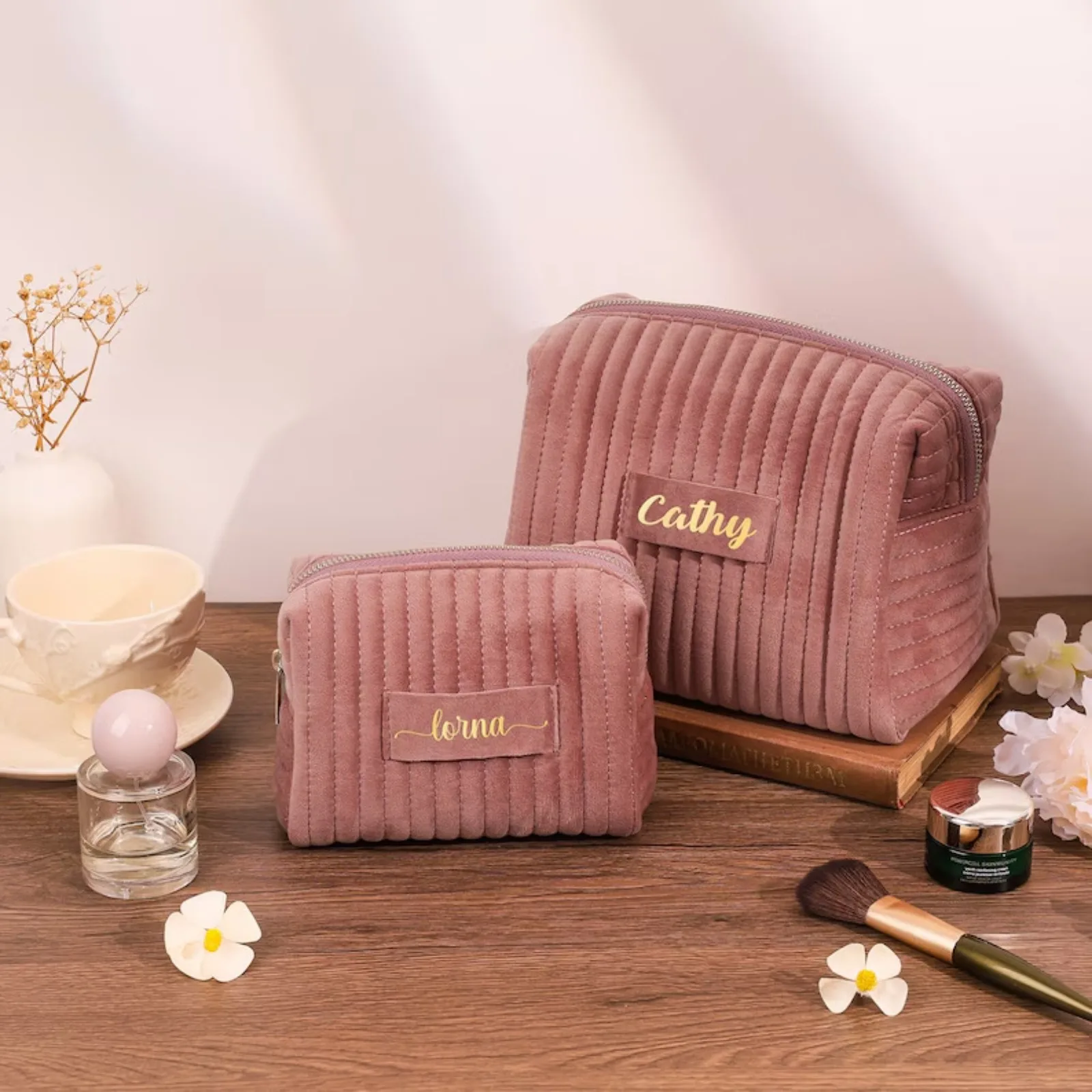 Personalized New High-value Velvet Checkered Large Capacity Cosmetic Bag Multifunctional Storage Outdoor Travel Wash Bag
Personalized New High-value Velvet Checkered Large Capacity Cosmetic Bag Multifunctional Storage Outdoor Travel Wash Bag