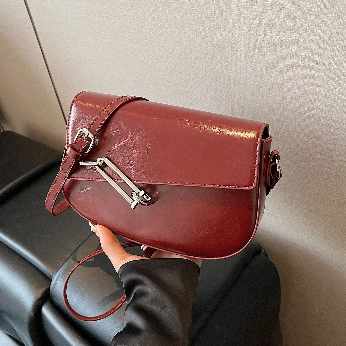 Personalized Lock Design Shoulder Bag Women Texture PU Red Wedding Square Handbags Korean Edition Casual Crossbody Bags
Personalized Lock Design Shoulder Bag Women Texture PU Red Wedding Square Handbags Korean Edition Casual Crossbody Bags