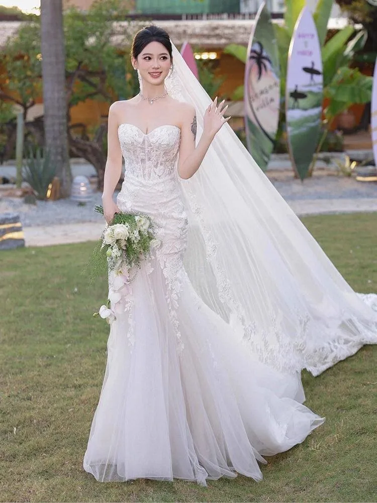 A new welcome dress with light strapless main fabric fishtail lace and white trailing tail
A new welcome dress with light strapless main fabric fishtail lace and white trailing tail