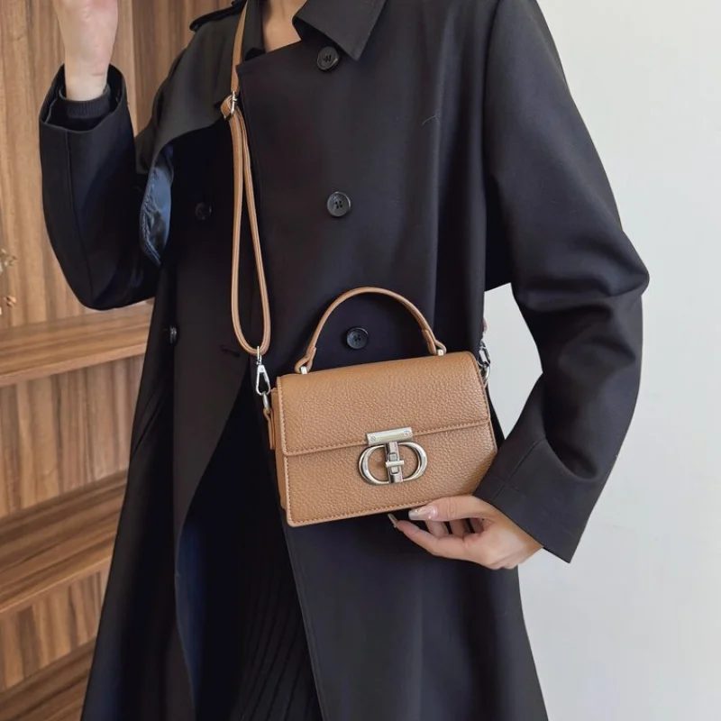 Elegant Women's Messenger Bag With Fine Leather And Classic Paris Style And Chic Commuter Design
Elegant Women's Messenger Bag With Fine Leather And Classic Paris Style And Chic Commuter Design