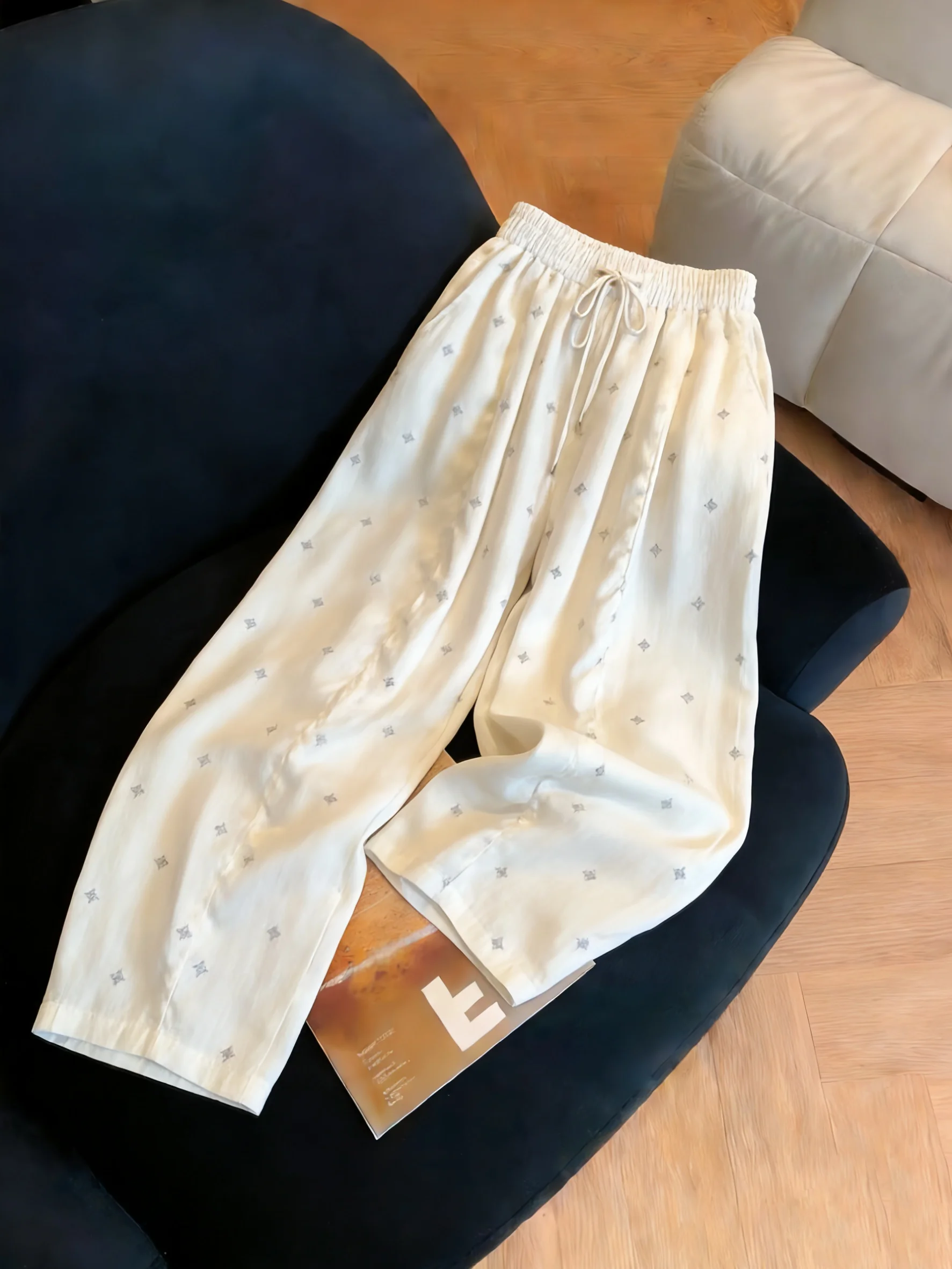 Белые повседневные брюки с высокой талией и прямым кроем, мужские свободные широкие брюки с ярким принтом в корейском стиле, весенне-осенние повседневные брюки
Белые повседневные брюки с высокой талией и прямым кроем, мужские свободные широкие брюки с ярким принтом в корейском стиле, весенне-осенние повседневные брюки