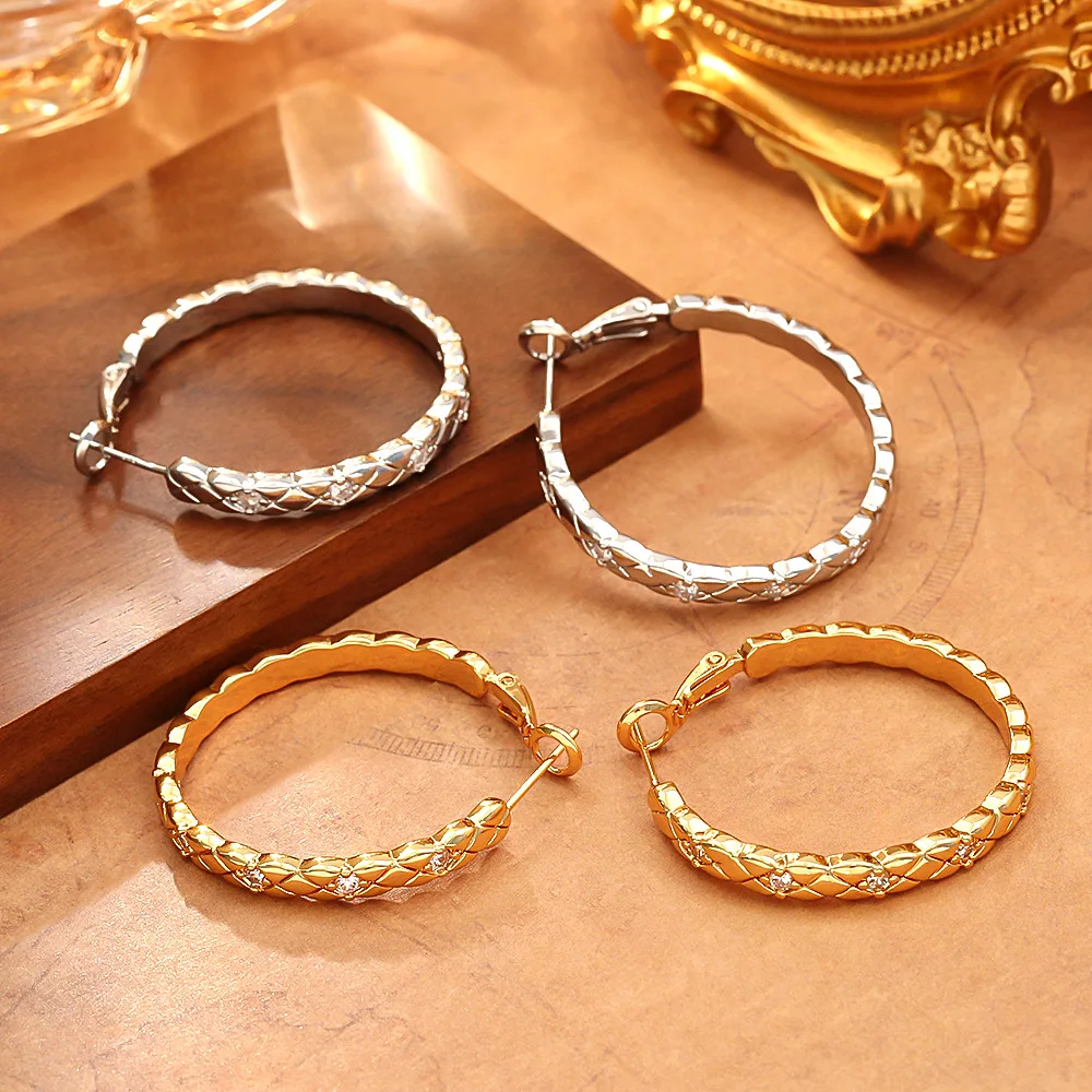 Fashionable and exquisite diamond-shaped zircon earrings, light luxury earrings, simple and elegant, versatile earrings
Fashionable and exquisite diamond-shaped zircon earrings, light luxury earrings, simple and elegant, versatile earrings