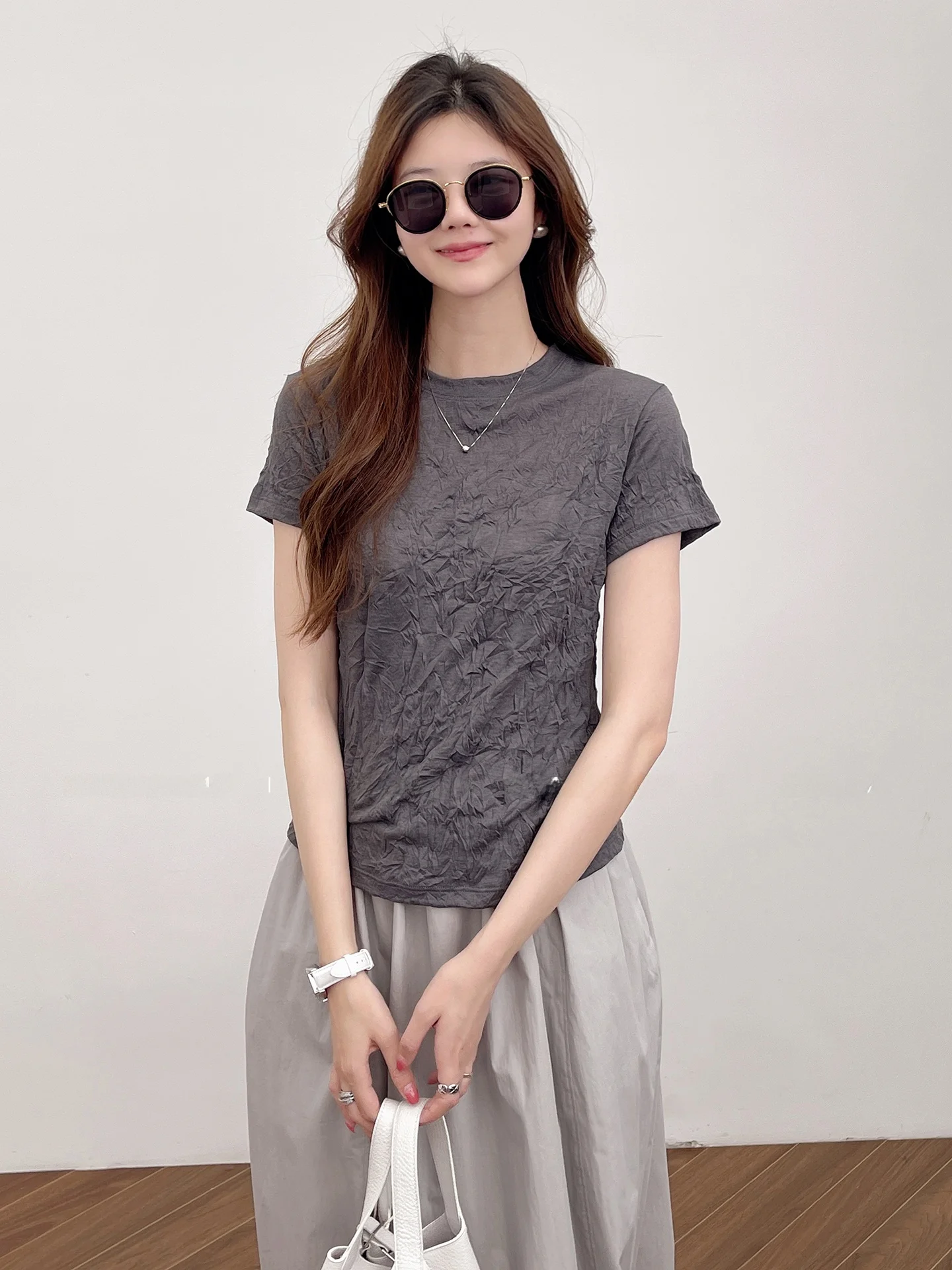 Korean Fashion Soft Short Sleeve round Neck T-Shirt Women's Top Simple Pleated Craft Lightweight Versatile Female Uppe...
Korean Fashion Soft Short Sleeve round Neck T-Shirt Women's Top Simple Pleated Craft Lightweight Versatile Female Uppe...