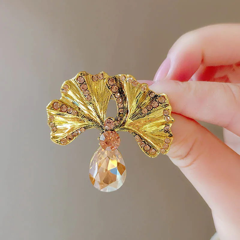 A retro Ginkgo leaf water drop pendant brooch for women, with a delicate and high-end feel. A leaf pin, elegant chest
A retro Ginkgo leaf water drop pendant brooch for women, with a delicate and high-end feel. A leaf pin, elegant chest