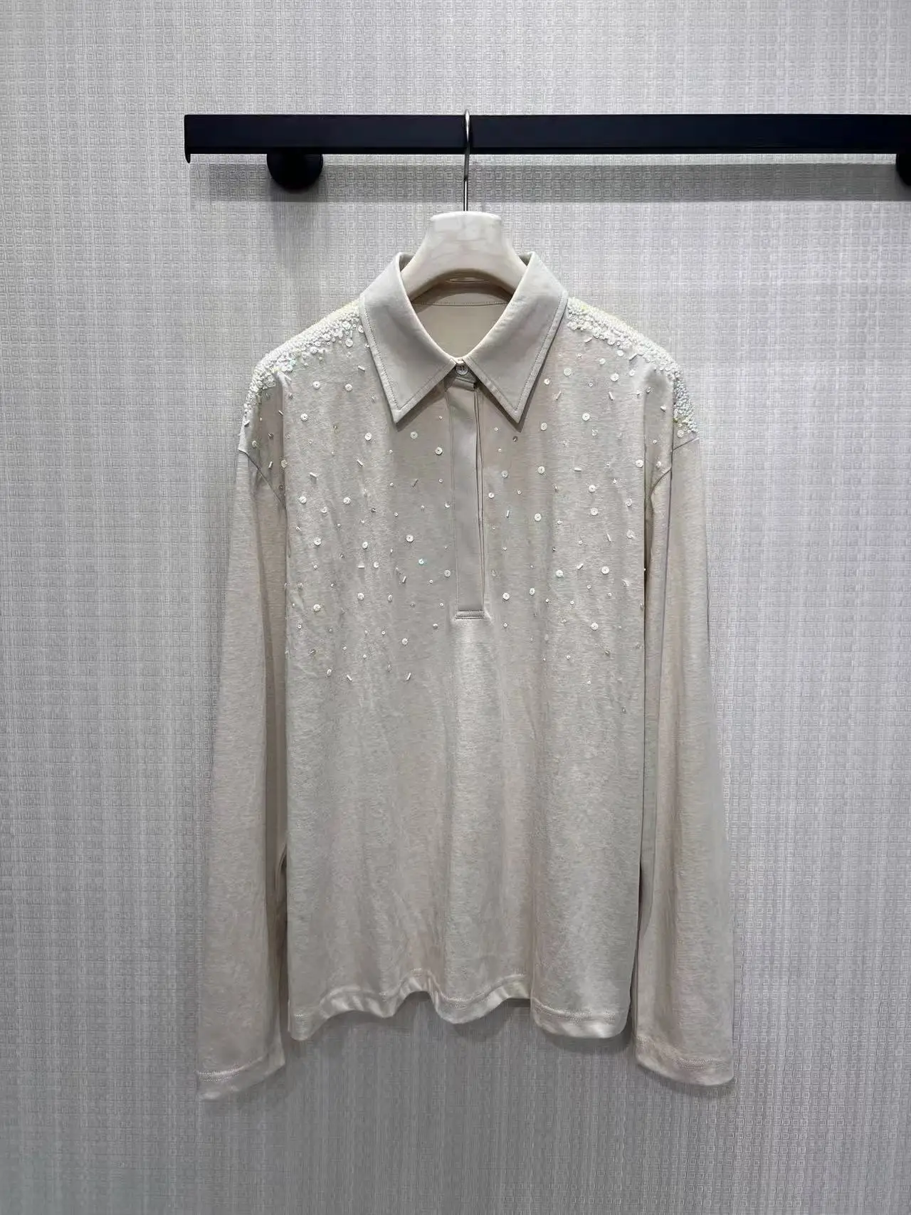 Amaranth-colored V-neck Polo long-sleeved T-shirt for women, handcrafted with sequins and rhinestones on the sleeves.
Amaranth-colored V-neck Polo long-sleeved T-shirt for women, handcrafted with sequins and rhinestones on the sleeves.