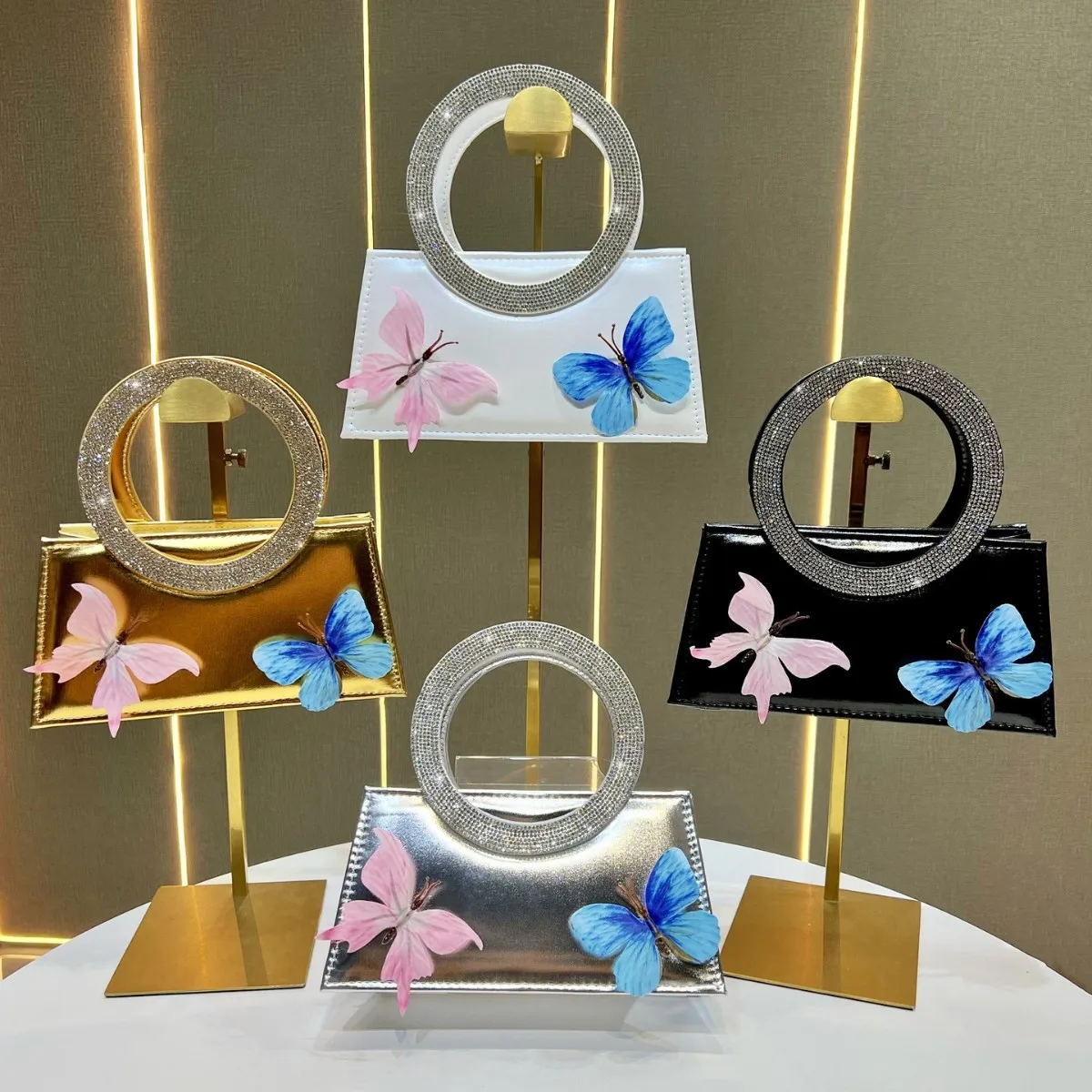 Роскошные вечерние сумки с бабочками для женщин, сумки и кошельки с ручкой со стразами, сумка через плечо с кристаллами и бриллиантами, свадебная сумка
Роскошные вечерние сумки с бабочками для женщин, сумки и кошельки с ручкой со стразами, сумка через плечо с кристаллами и бриллиантами, свадебная сумка