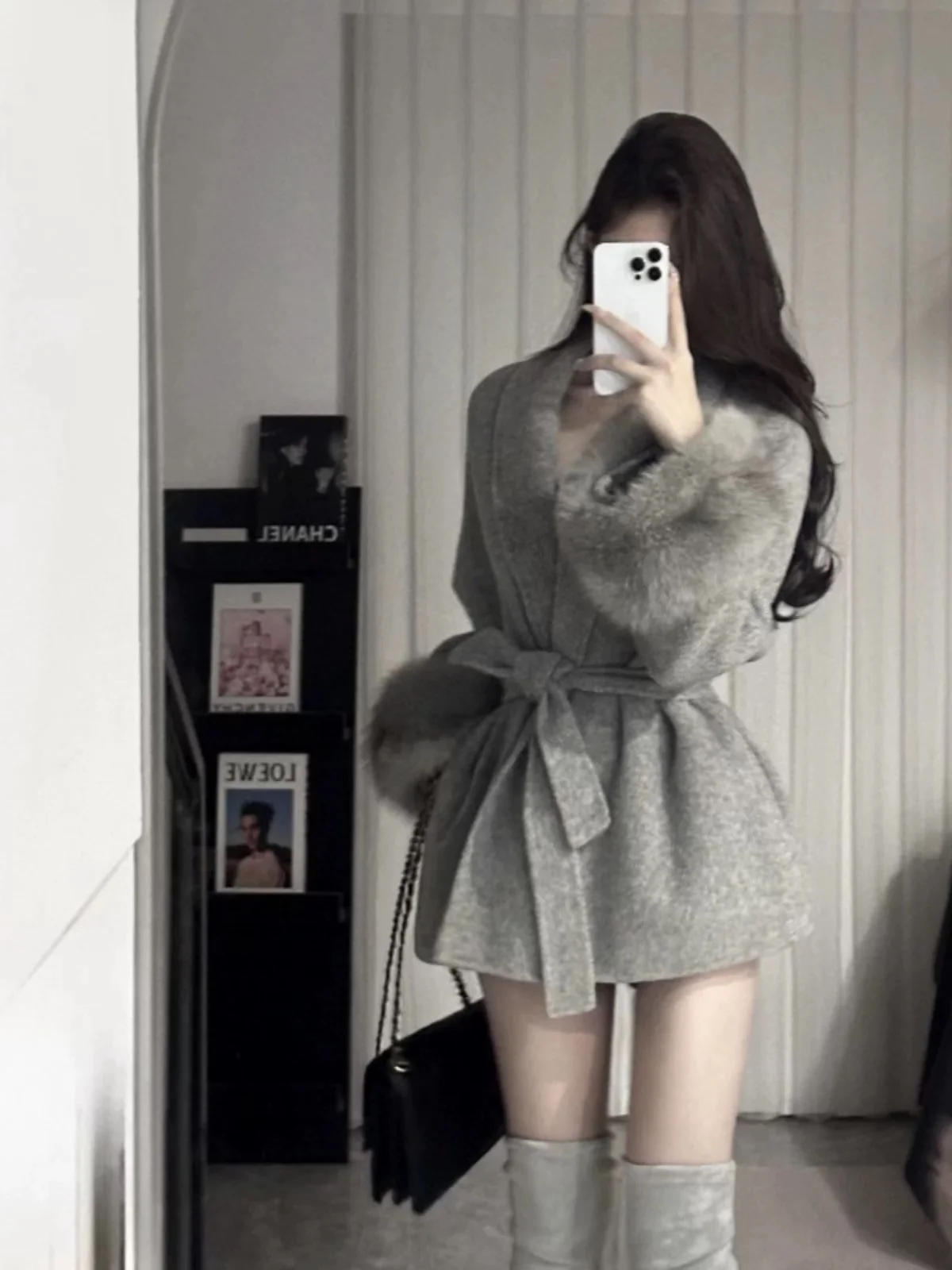 Утепленное шерстяное пальто женское зимнее модное в стиле батоуб с меховым воротником, пушистыми рукавами и поясом на талии
Утепленное шерстяное пальто женское зимнее модное в стиле батоуб с меховым воротником, пушистыми рукавами и поясом на талии