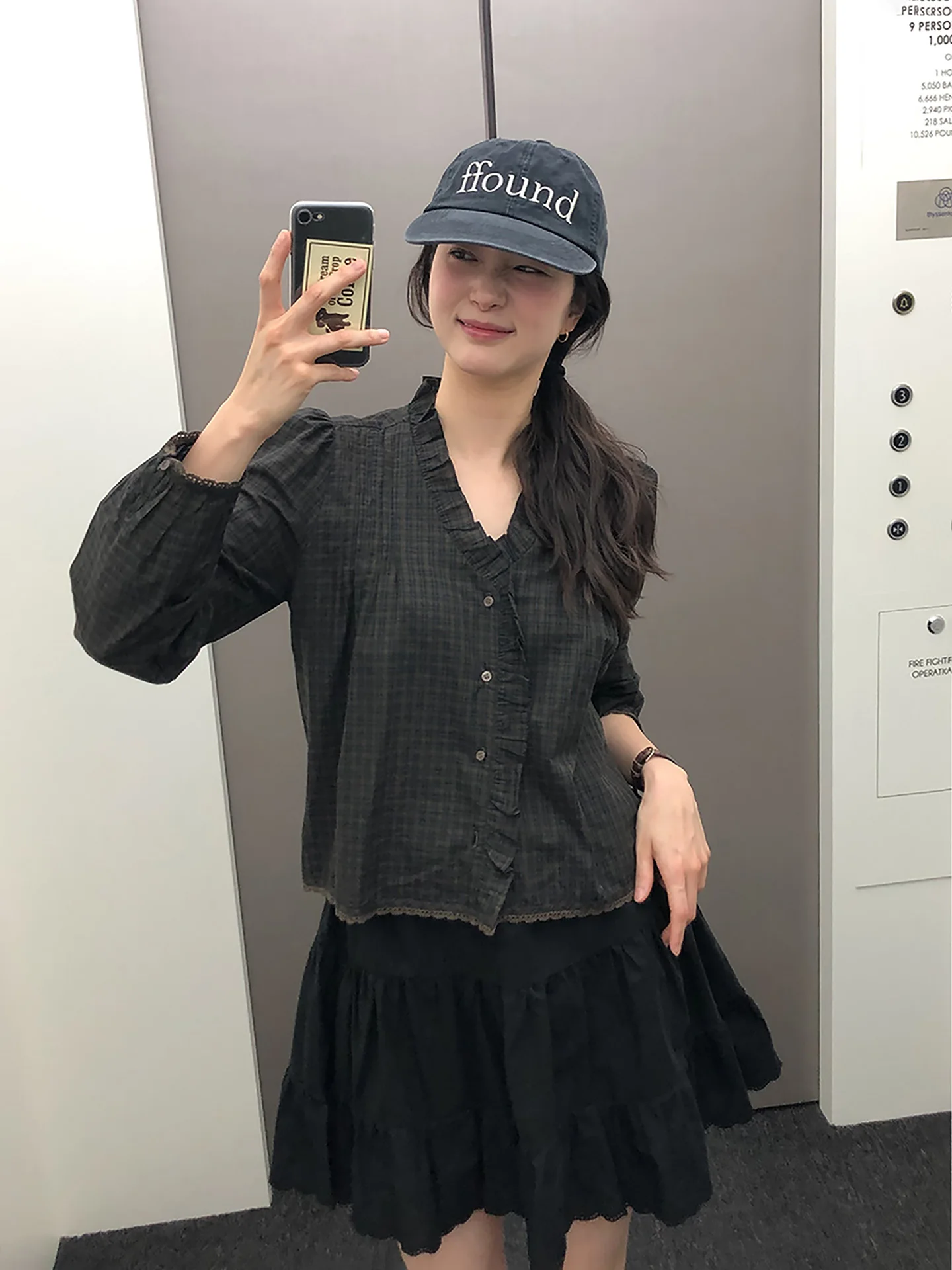 Женская блузка в клетку с длинными рукавами-фонариками и V-образным вырезом, корейский стиль, с кружевной отделкой, 100% полиэстер, стандартный крой.
Женская блузка в клетку с длинными рукавами-фонариками и V-образным вырезом, корейский стиль, с кружевной отделкой, 100% полиэстер, стандартный крой.