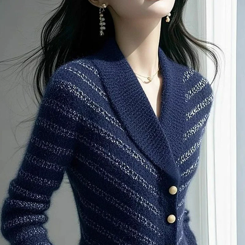 Autumn Winter Temperament Buttons V-neck Long Sleeve Sweater Ladies All-match Striped Knitting Slim Top Tee Women Clothes Coat
Autumn Winter Temperament Buttons V-neck Long Sleeve Sweater Ladies All-match Striped Knitting Slim Top Tee Women Clothes Coat
