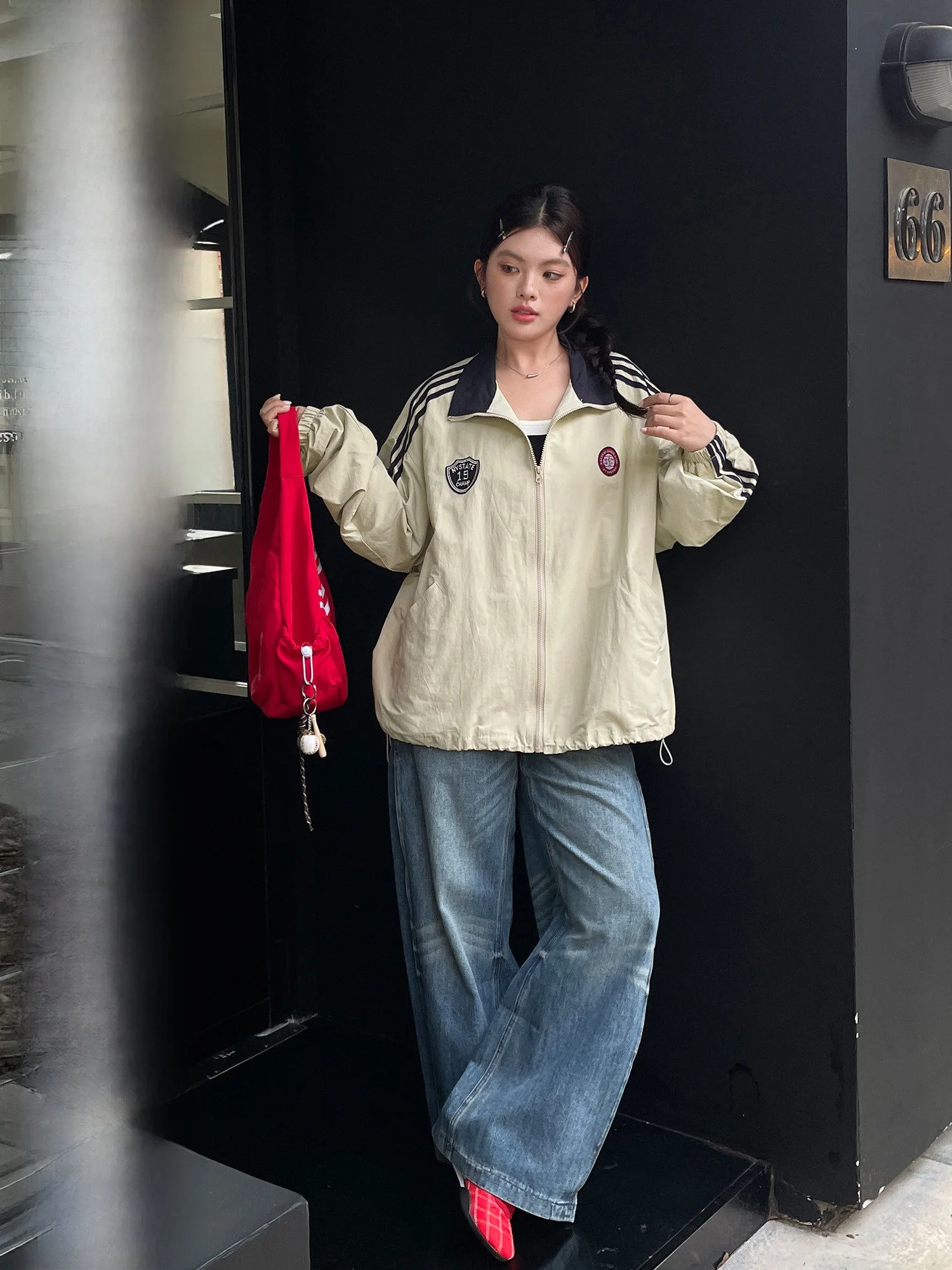 Корейская повседневная спортивная верхняя одежда (куртка) для женщин больших размеров, осень 2025, шикарная, уникальная, с длинным рукавом, на молнии, свободного кроя
Корейская повседневная спортивная верхняя одежда (куртка) для женщин больших размеров, осень 2025, шикарная, уникальная, с длинным рукавом, на молнии, свободного кроя