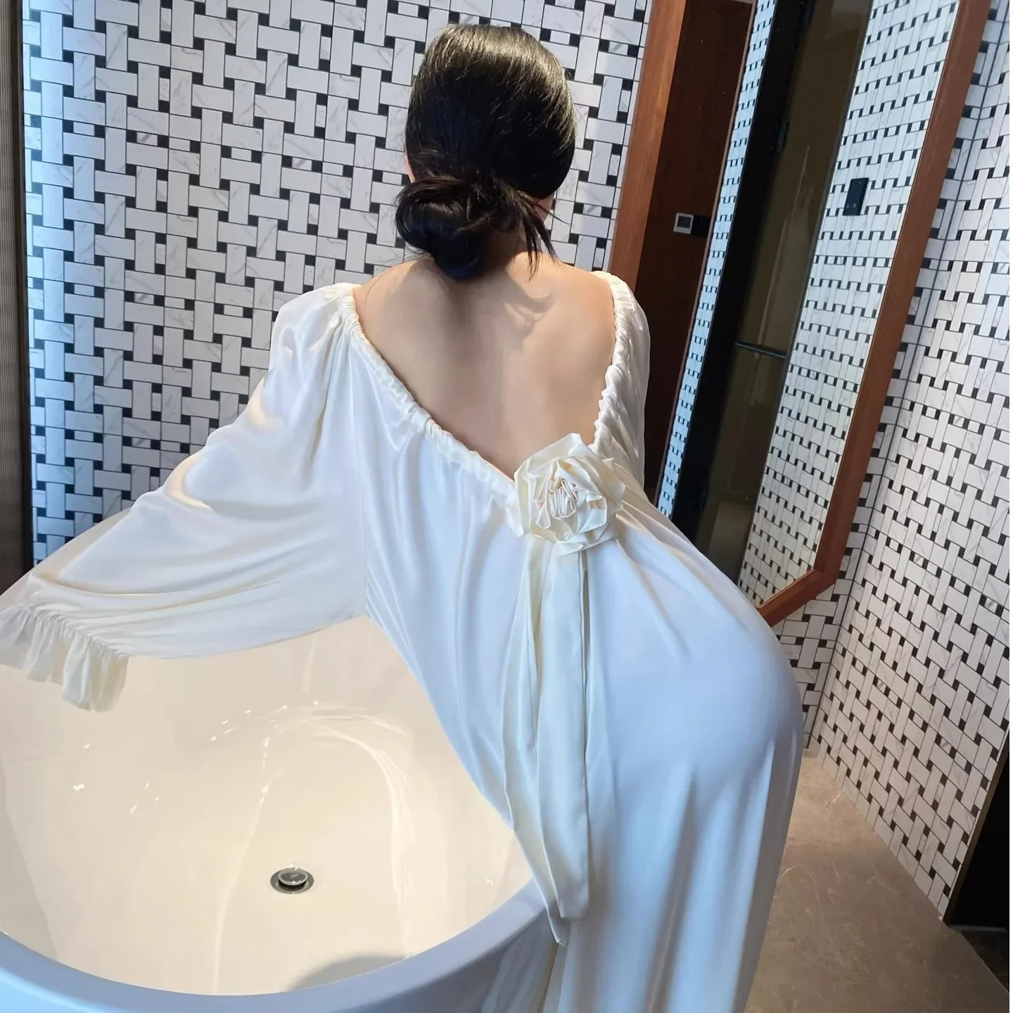 French Style Long Nightgown Home Dress Sexy Backless Rose Nightdress Sleepwear Plus Size Women Nightwear Loose Satin Loungewear
French Style Long Nightgown Home Dress Sexy Backless Rose Nightdress Sleepwear Plus Size Women Nightwear Loose Satin Loungewear