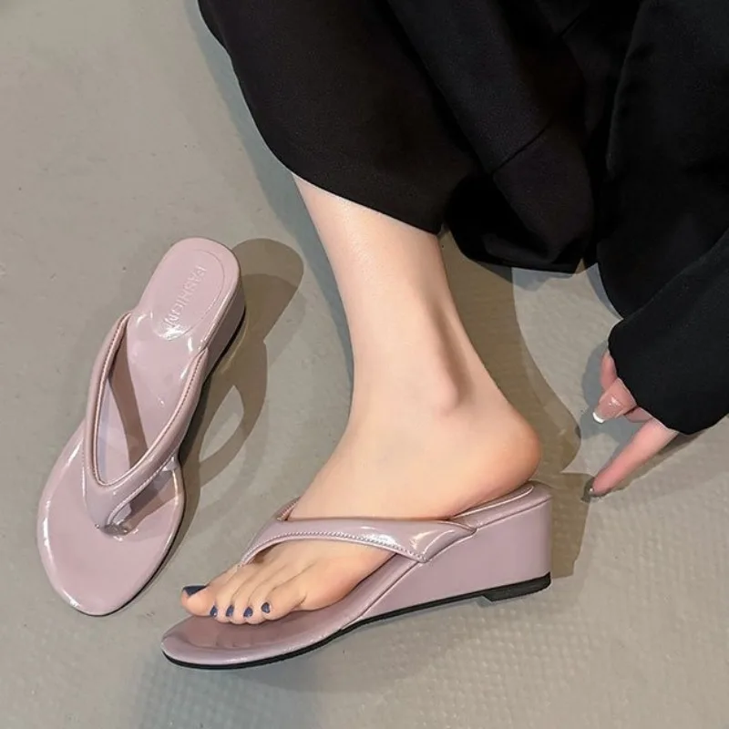 New Summer Women's Slippers Stylish Peep-toe Low Heel Slippers Women's Comfortable Wedge Heel Beach Shoes
New Summer Women's Slippers Stylish Peep-toe Low Heel Slippers Women's Comfortable Wedge Heel Beach Shoes