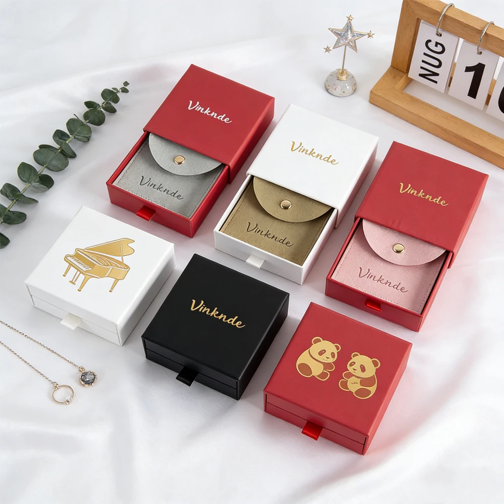 24 шт./лот, 10*10*3.5 см, бумажные коробки для колец на заказ с губкой, микрофибровые мешочки-футляры, персонализированные коробки-ящики для ожерелий с логотипом
24 шт./лот, 10*10*3.5 см, бумажные коробки для колец на заказ с губкой, микрофибровые мешочки-футляры, персонализированные коробки-ящики для ожерелий с логотипом