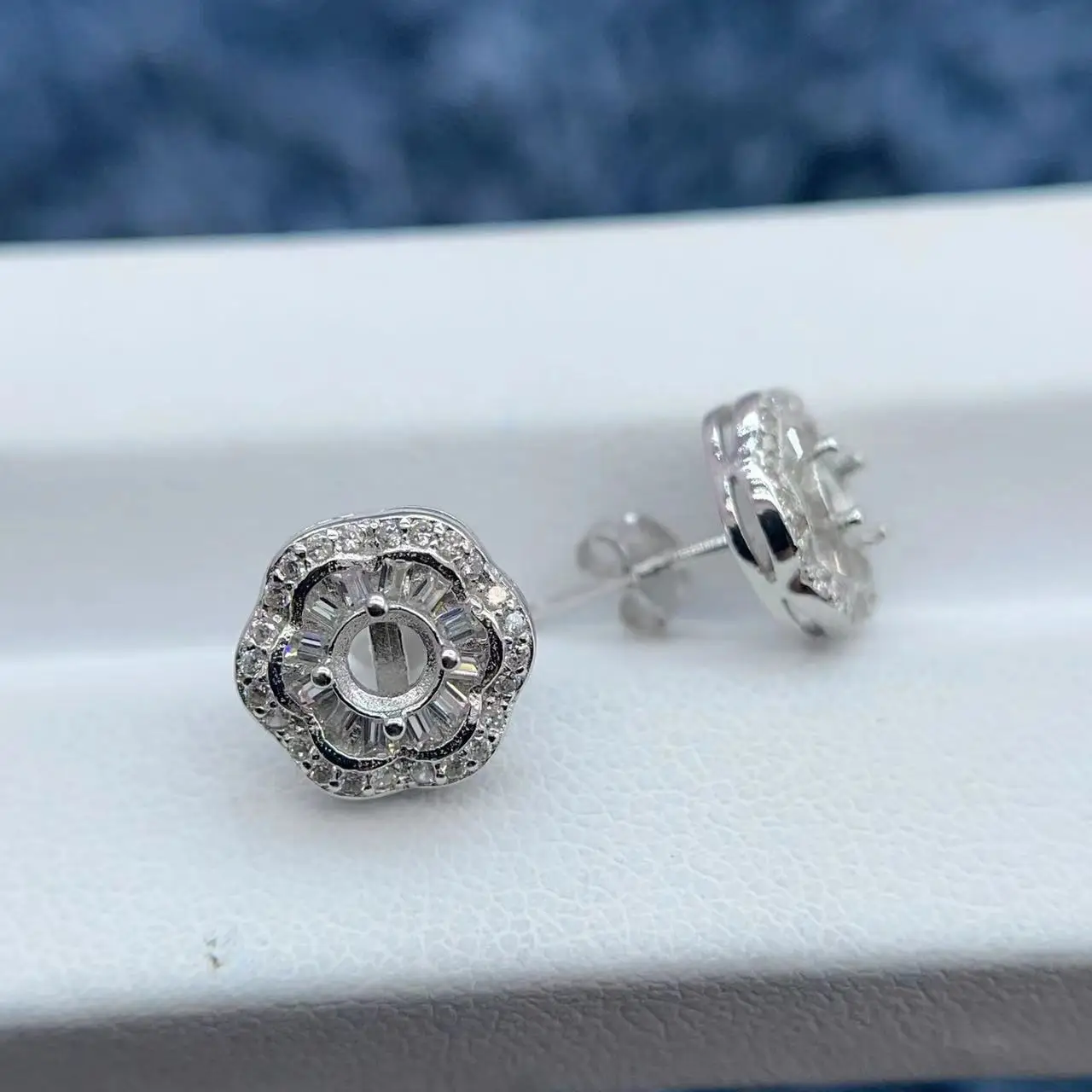 MeiBaPJ Inlay 4mm Circular Gemstone Earrings Setting S925 Sterling Silver DIY Empty Tray Women Fine Jewelry Accessory Wholesale
MeiBaPJ Inlay 4mm Circular Gemstone Earrings Setting S925 Sterling Silver DIY Empty Tray Women Fine Jewelry Accessory Wholesale