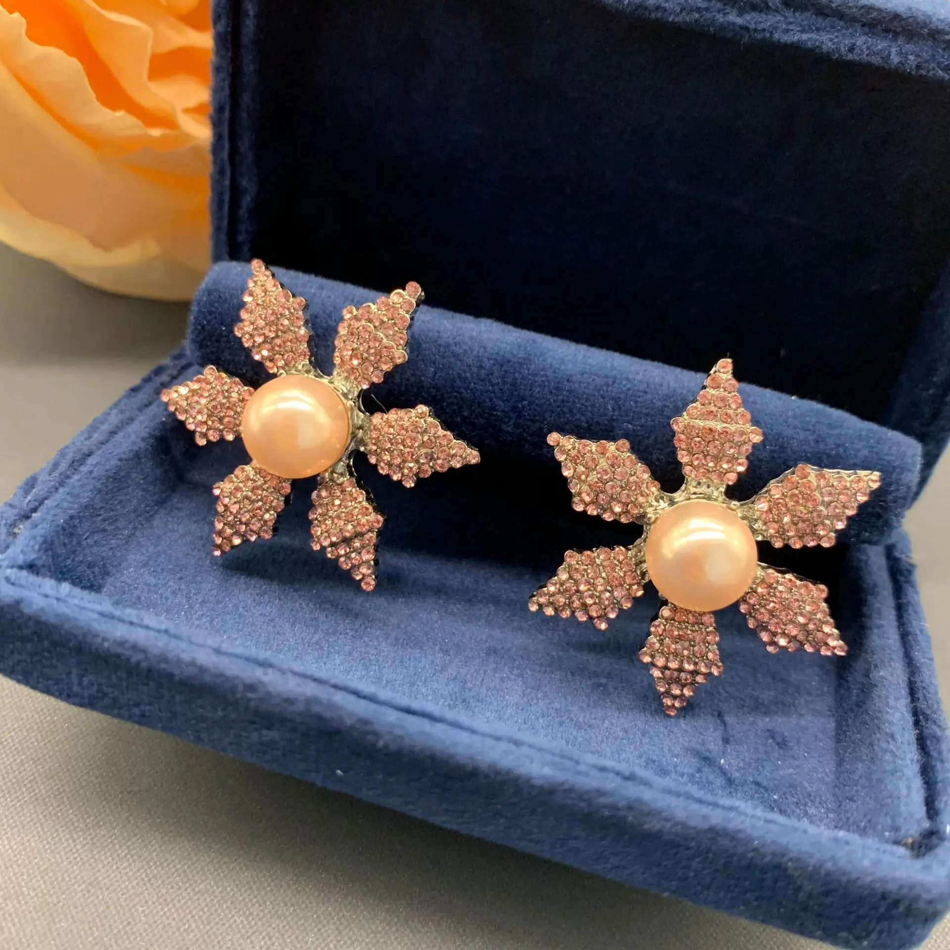 Vintage Rhinestoned Pearl Flower Stud Earrings For Women Jewelry Runway Party T Show Fancy Trendy Boho INS Japan Korea
Vintage Rhinestoned Pearl Flower Stud Earrings For Women Jewelry Runway Party T Show Fancy Trendy Boho INS Japan Korea