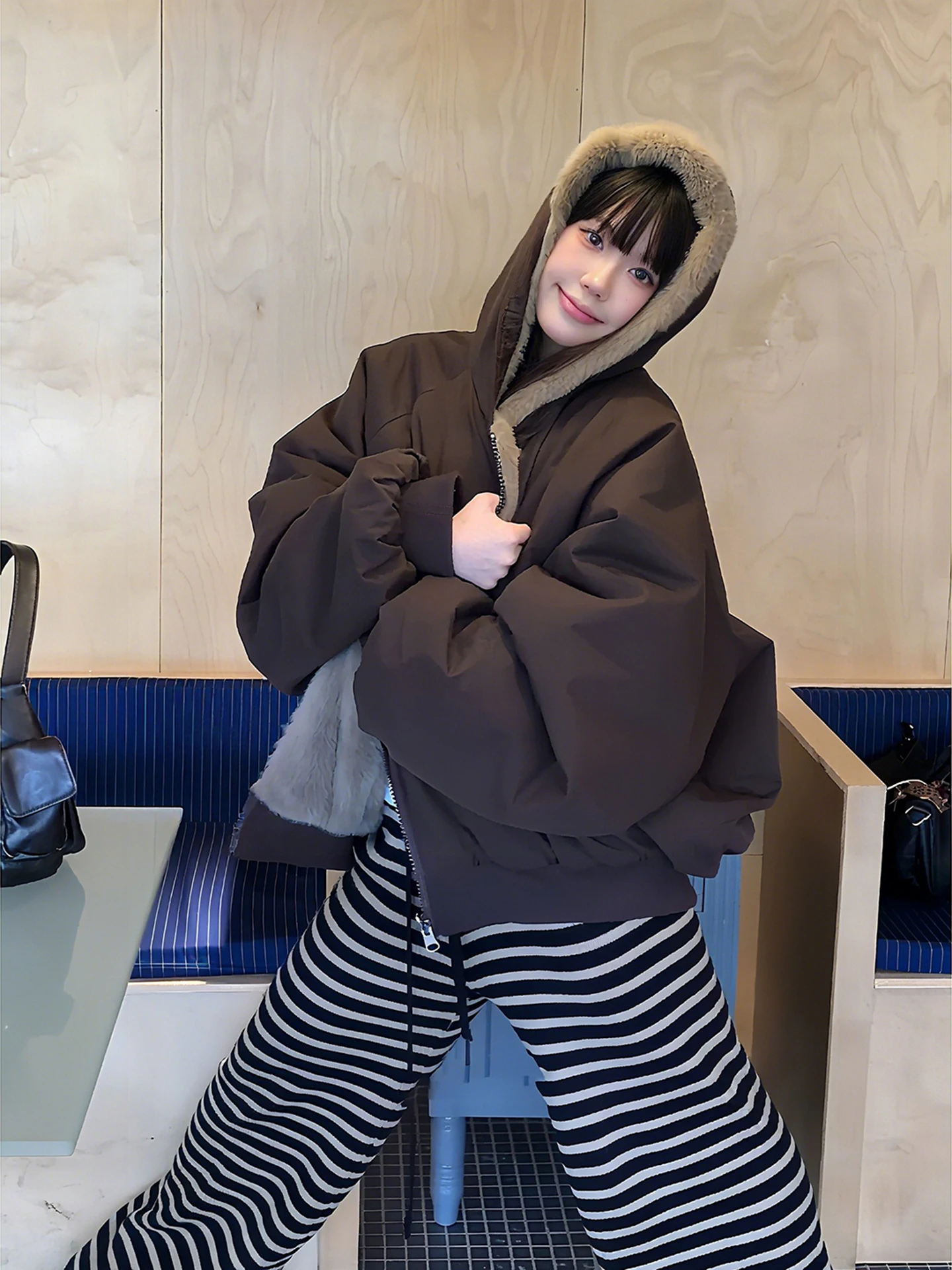 Утепленная двусторонняя парка с капюшоном в американском ретро-стиле, свободного кроя, модная повседневная куртка из хлопка
Утепленная двусторонняя парка с капюшоном в американском ретро-стиле, свободного кроя, модная повседневная куртка из хлопка