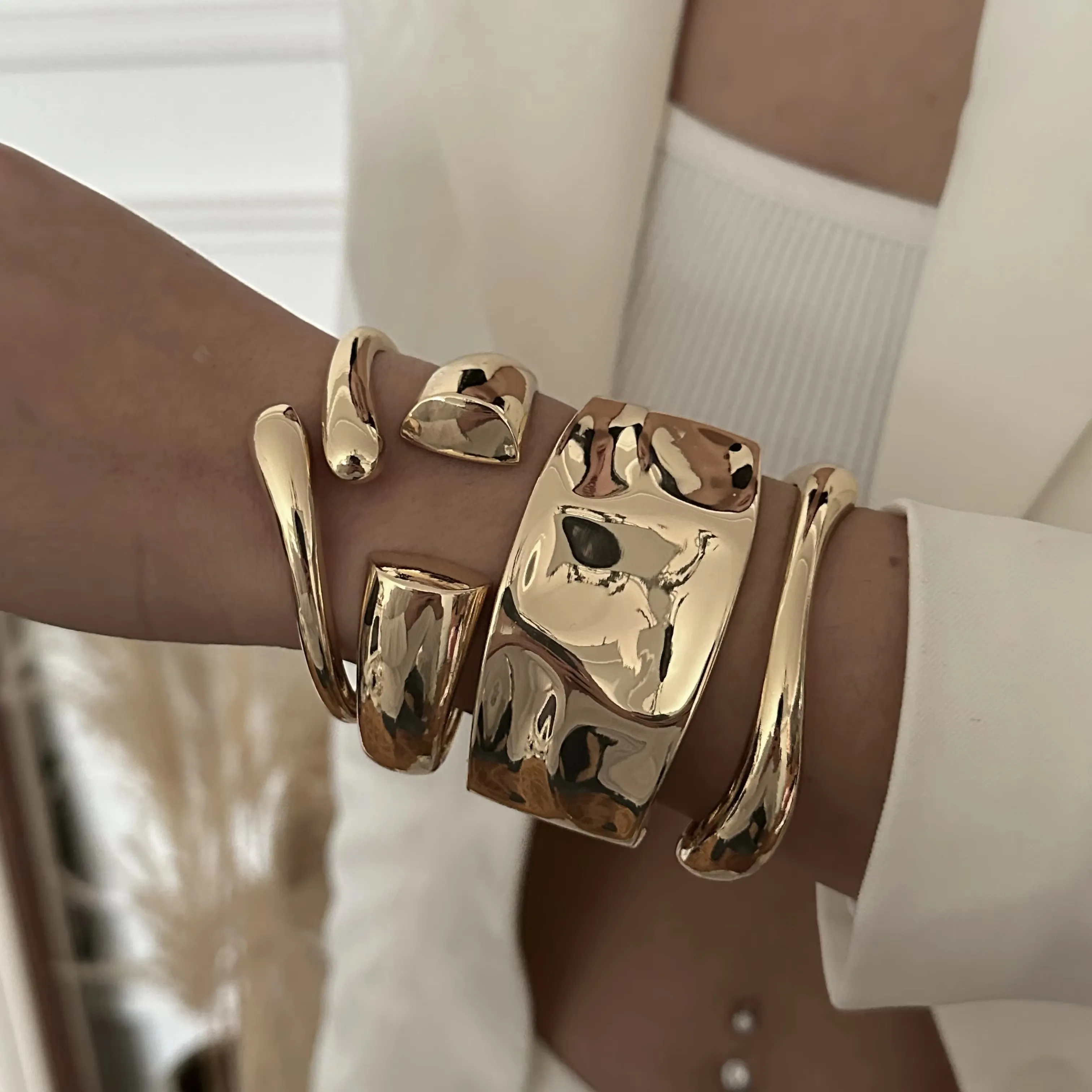 Thick Hip Hop Metal Cuff Wide Bangles for Women Exaggerated Irregular Gold Color Glossy Water Drop Bracelets Steampunk Jewelry
Thick Hip Hop Metal Cuff Wide Bangles for Women Exaggerated Irregular Gold Color Glossy Water Drop Bracelets Steampunk Jewelry