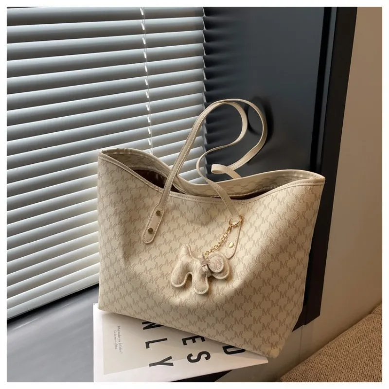 Роскошная женская сумка на плечо, модные сумки на плечо с буквенным принтом для женщин, сумки большой вместимости с подвеской, женская сумка для покупок
Роскошная женская сумка на плечо, модные сумки на плечо с буквенным принтом для женщин, сумки большой вместимости с подвеской, женская сумка для покупок