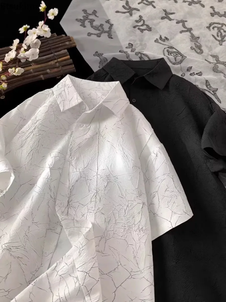 2026 New Men's Fashion High Street Vintage Luxury Jacquard Lapel Button Down Shirt Summer Trend Casual Short Sleeve Loose Tops
2026 New Men's Fashion High Street Vintage Luxury Jacquard Lapel Button Down Shirt Summer Trend Casual Short Sleeve Loose Tops
