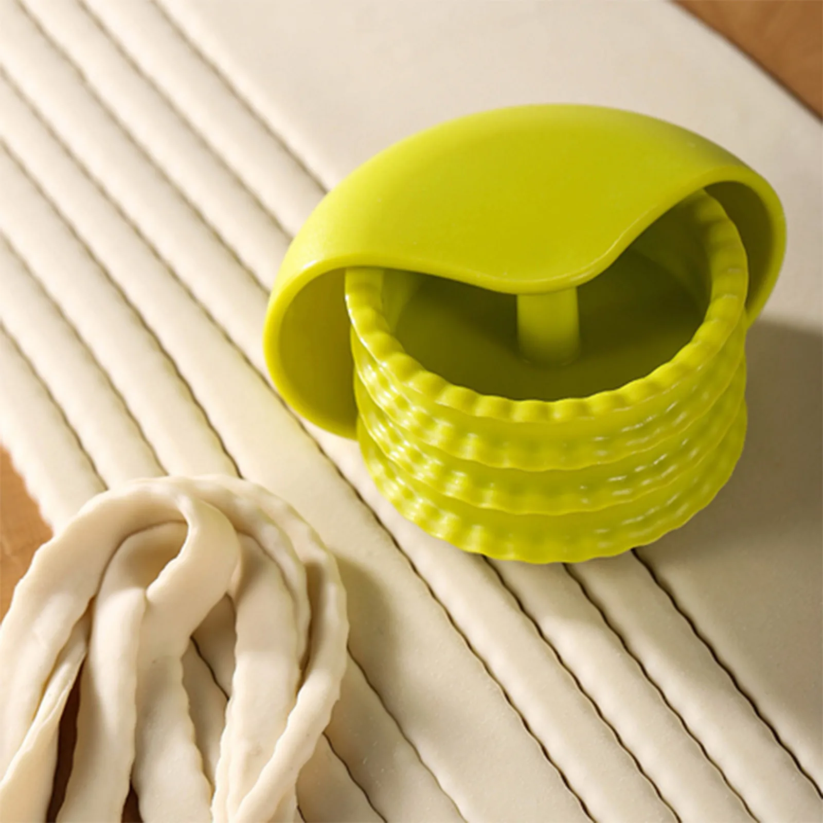 Pastry Curling Wheel Manual Ergonomic Pastry Cutting Roller Knife Creative Smooth Pizza Dough Twist Wheel Roller Baking Supplies
Pastry Curling Wheel Manual Ergonomic Pastry Cutting Roller Knife Creative Smooth Pizza Dough Twist Wheel Roller Baking Supplies