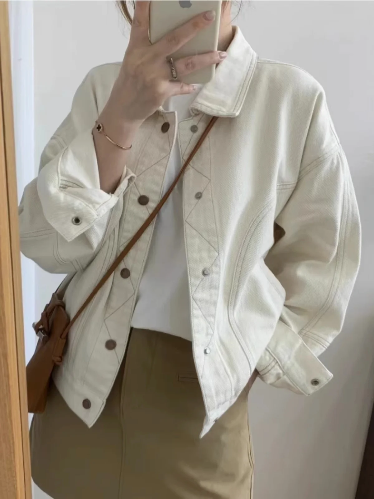 Женская джинсовая куртка оверсайз из хлопка с воротником, на пуговицах, для весны и осени, в повседневном стиле
Женская джинсовая куртка оверсайз из хлопка с воротником, на пуговицах, для весны и осени, в повседневном стиле