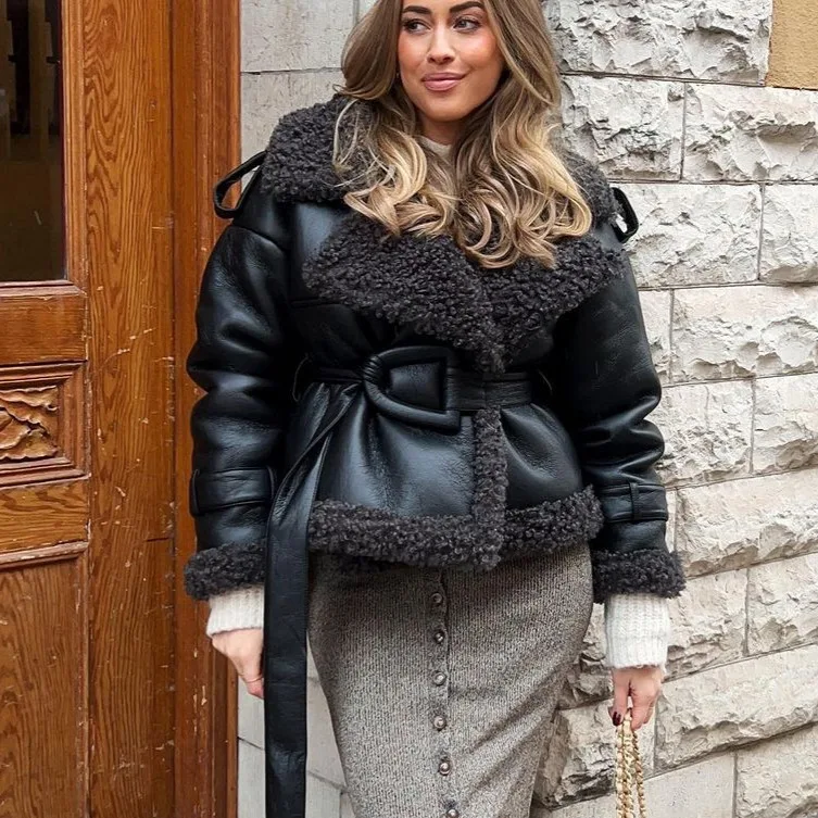 European Autumn Winter Collar Fur Integrated Short Jacket Personalized Street Waist Collection Fashionable Women's coat
European Autumn Winter Collar Fur Integrated Short Jacket Personalized Street Waist Collection Fashionable Women's coat