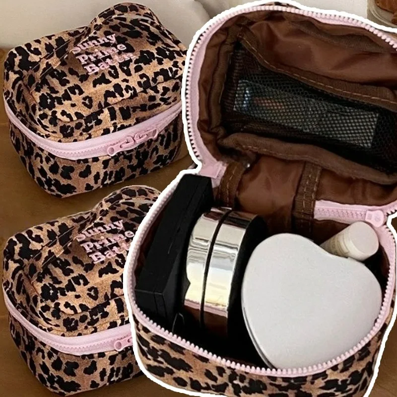 Женская косметичка с леопардовым принтом в стиле ретро, водонепроницаемая винтажная косметичка, небольшой органайзер для путешествий, портативная косметичка для женщин и девочек
Женская косметичка с леопардовым принтом в стиле ретро, водонепроницаемая винтажная косметичка, небольшой органайзер для путешествий, портативная косметичка для женщин и девочек