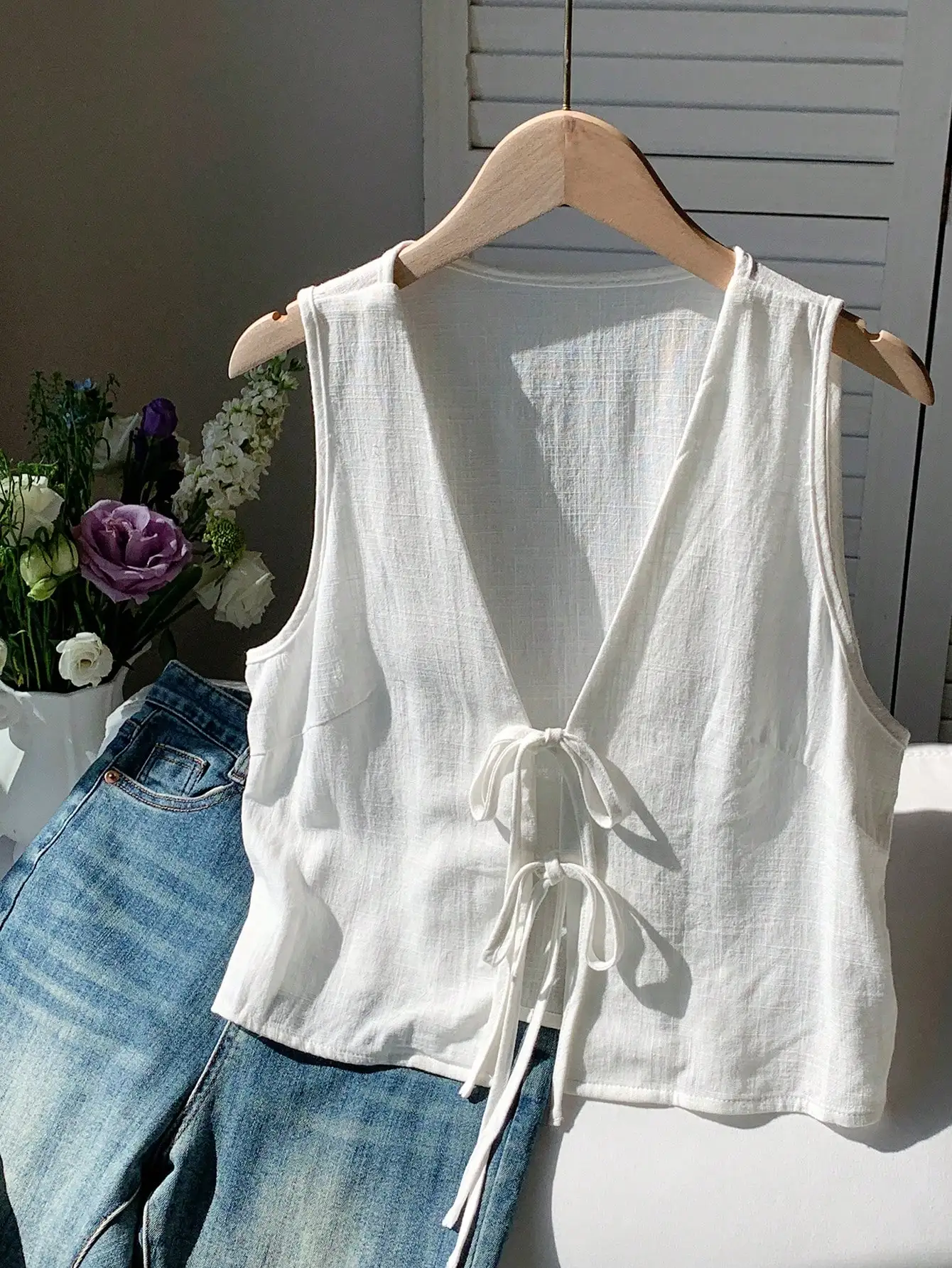 Женская белая блузка без рукавов с V-образным вырезом и завязками спереди, повседневная летняя блузка
Женская белая блузка без рукавов с V-образным вырезом и завязками спереди, повседневная летняя блузка