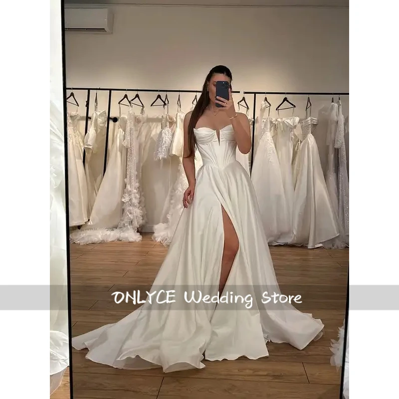 Popular Sweethart Pleat Satin A-Line Bridal Gown with Side Slit Custom Made Pleat Wedding Dress 2026 Vestido De Noival
Popular Sweethart Pleat Satin A-Line Bridal Gown with Side Slit Custom Made Pleat Wedding Dress 2026 Vestido De Noival