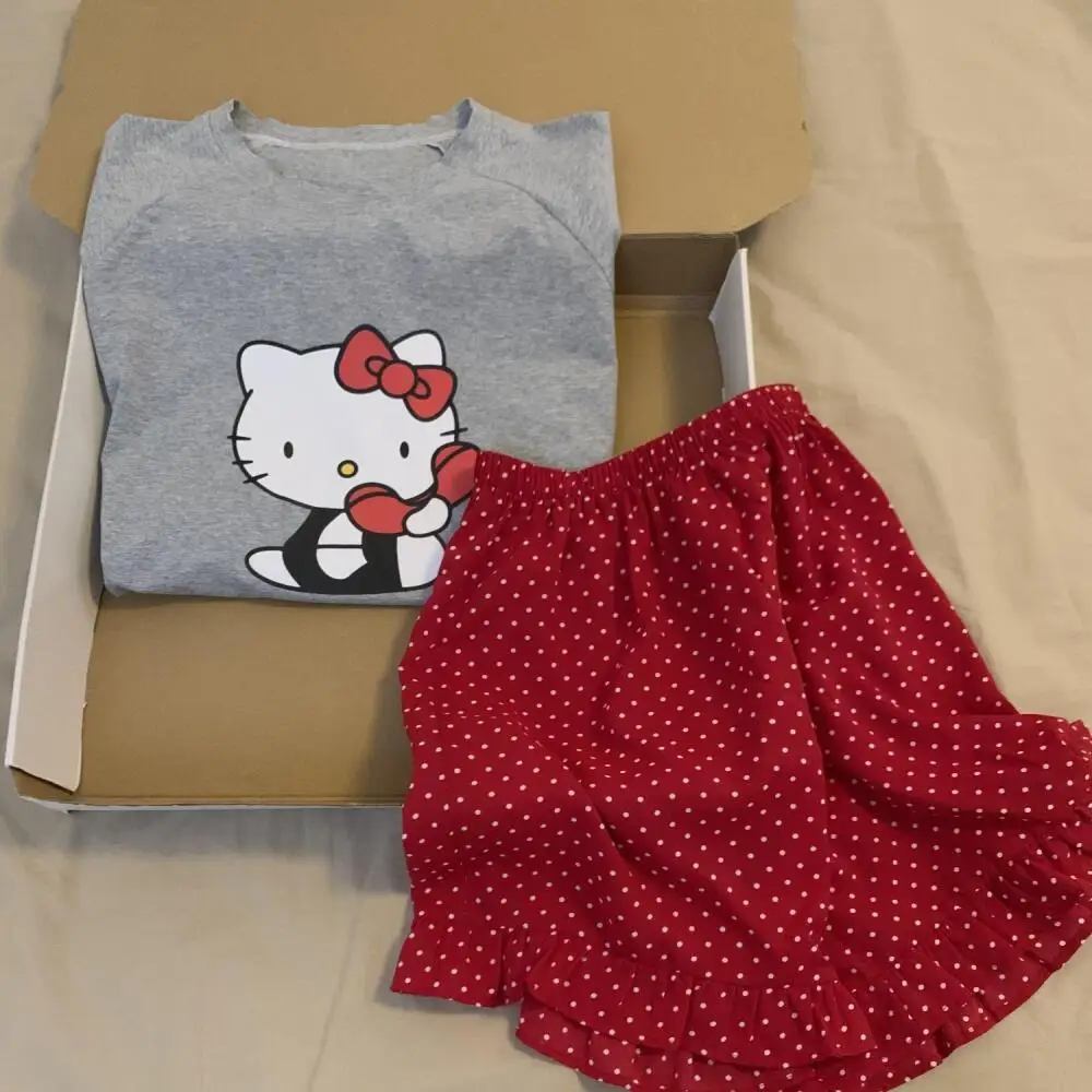 Пижамы Sanrio Hello Kitty с мультяшным принтом для девочек, детские летние шорты в милый горошек, можно носить вне дома, комплект домашней одежды
Пижамы Sanrio Hello Kitty с мультяшным принтом для девочек, детские летние шорты в милый горошек, можно носить вне дома, комплект домашней одежды