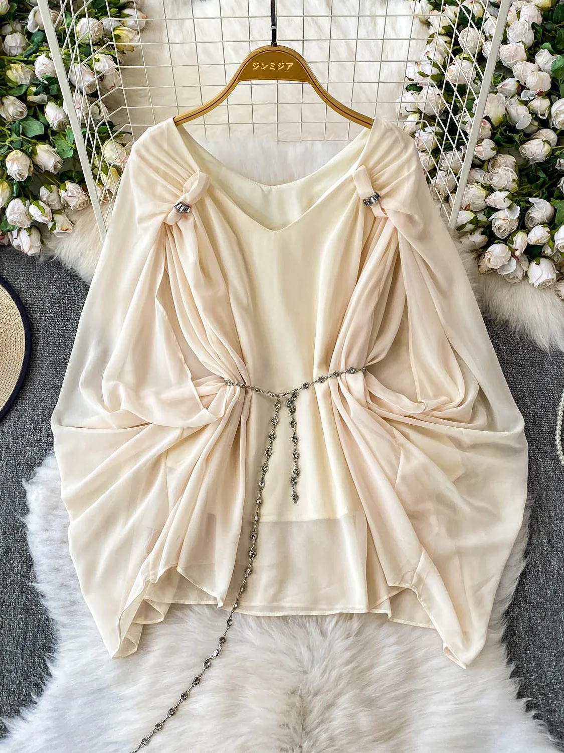 Anti-Wrinkle V-Ne awl Sve Chiffon Top Women's Summer Design Belt Waist Slimming Korean Sle Loose Fit Long Sve
Anti-Wrinkle V-Ne awl Sve Chiffon Top Women's Summer Design Belt Waist Slimming Korean Sle Loose Fit Long Sve
