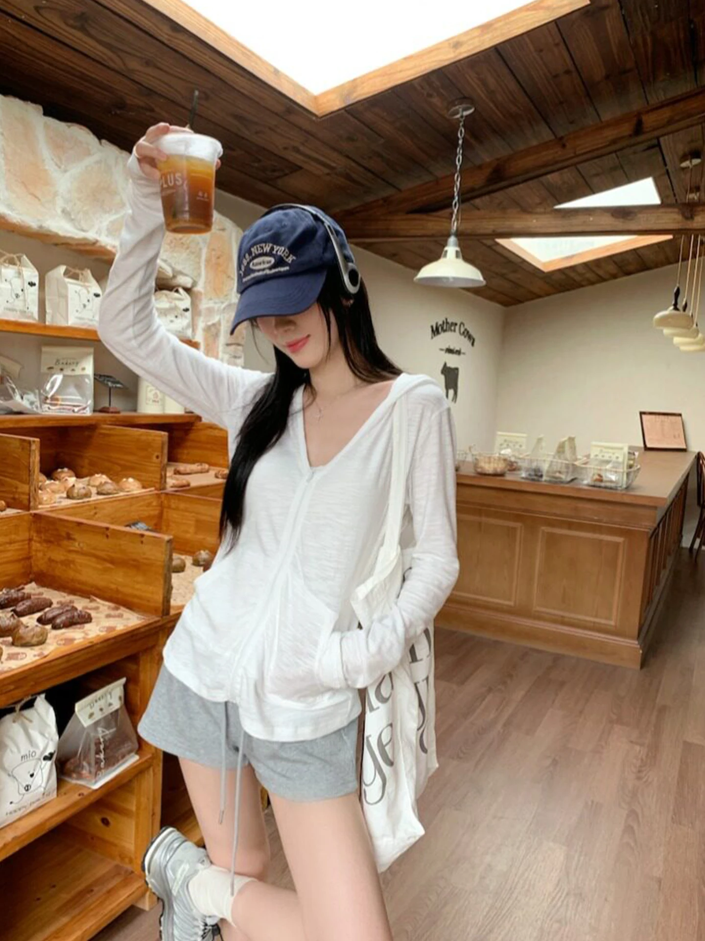 plus Size Women's Simple White Hooded Sun Protection Cardigan Thin Long Sleeve Summer Sporty Outerwear Casual Loose Fit Jacket
plus Size Women's Simple White Hooded Sun Protection Cardigan Thin Long Sleeve Summer Sporty Outerwear Casual Loose Fit Jacket
